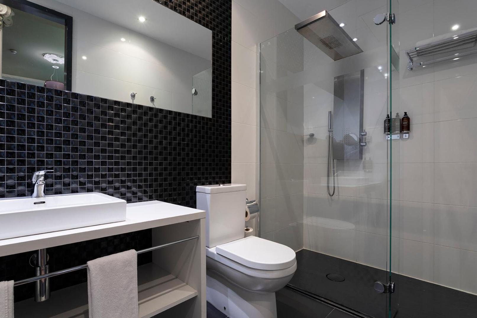 Double or Twin Room with City View - Photo 10