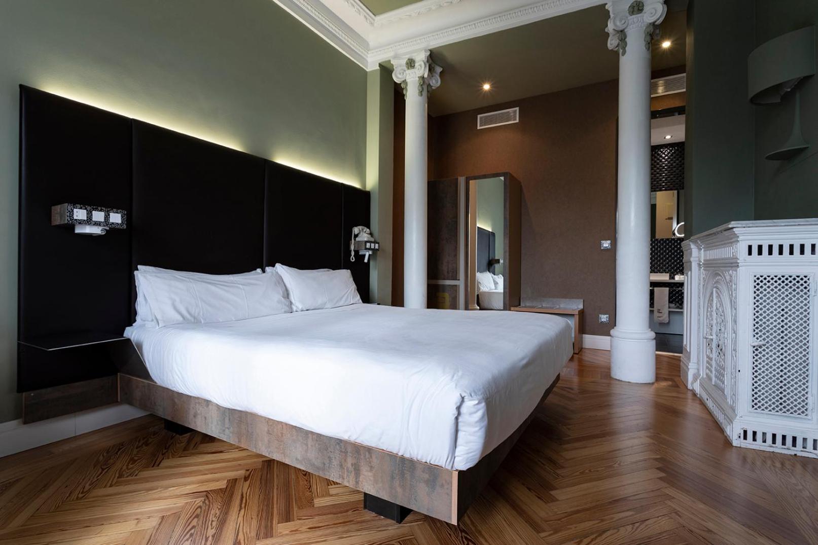 Double or Twin Room with City View - Photo 11