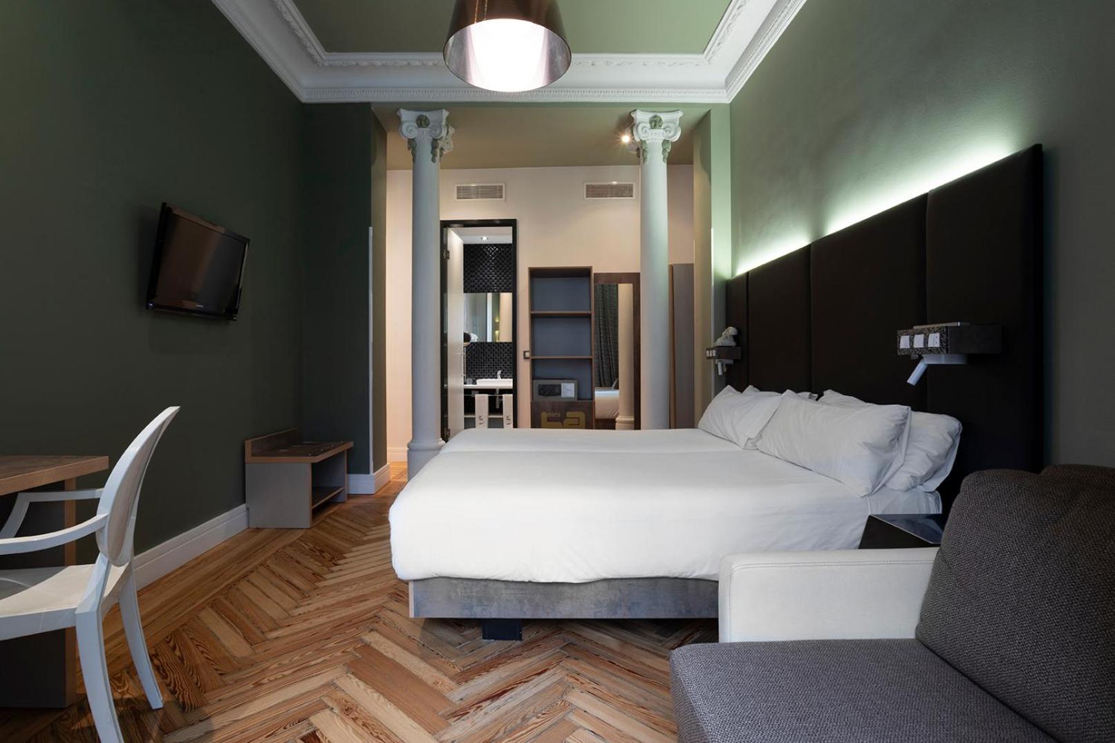 Double or Twin Room with City View - Photo 15