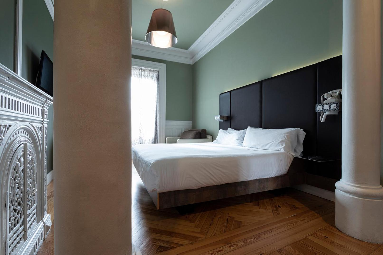 Double or Twin Room with City View - Photo 20