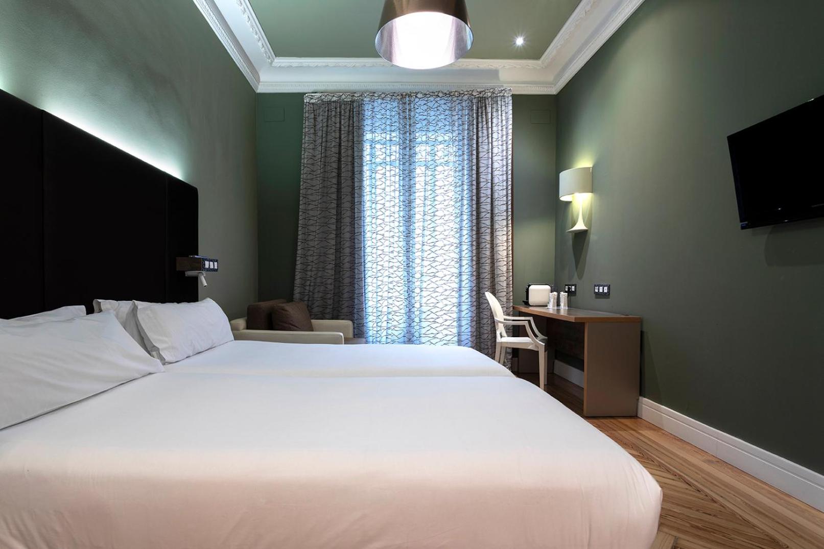 Double or Twin Room with City View - Photo 17