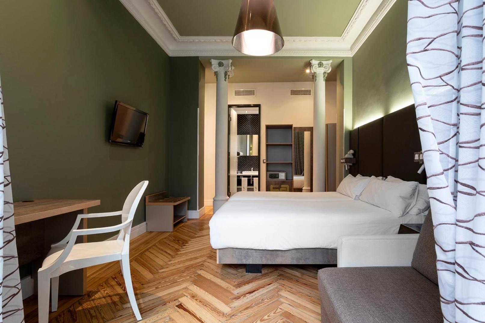 Double or Twin Room with City View - Photo 16
