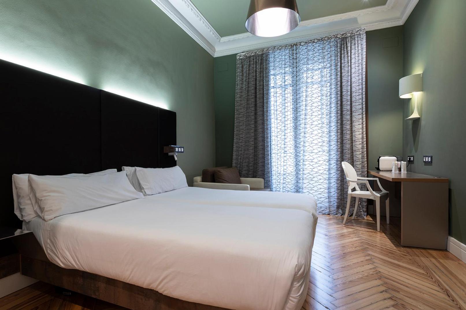 Double or Twin Room with City View - Photo 18