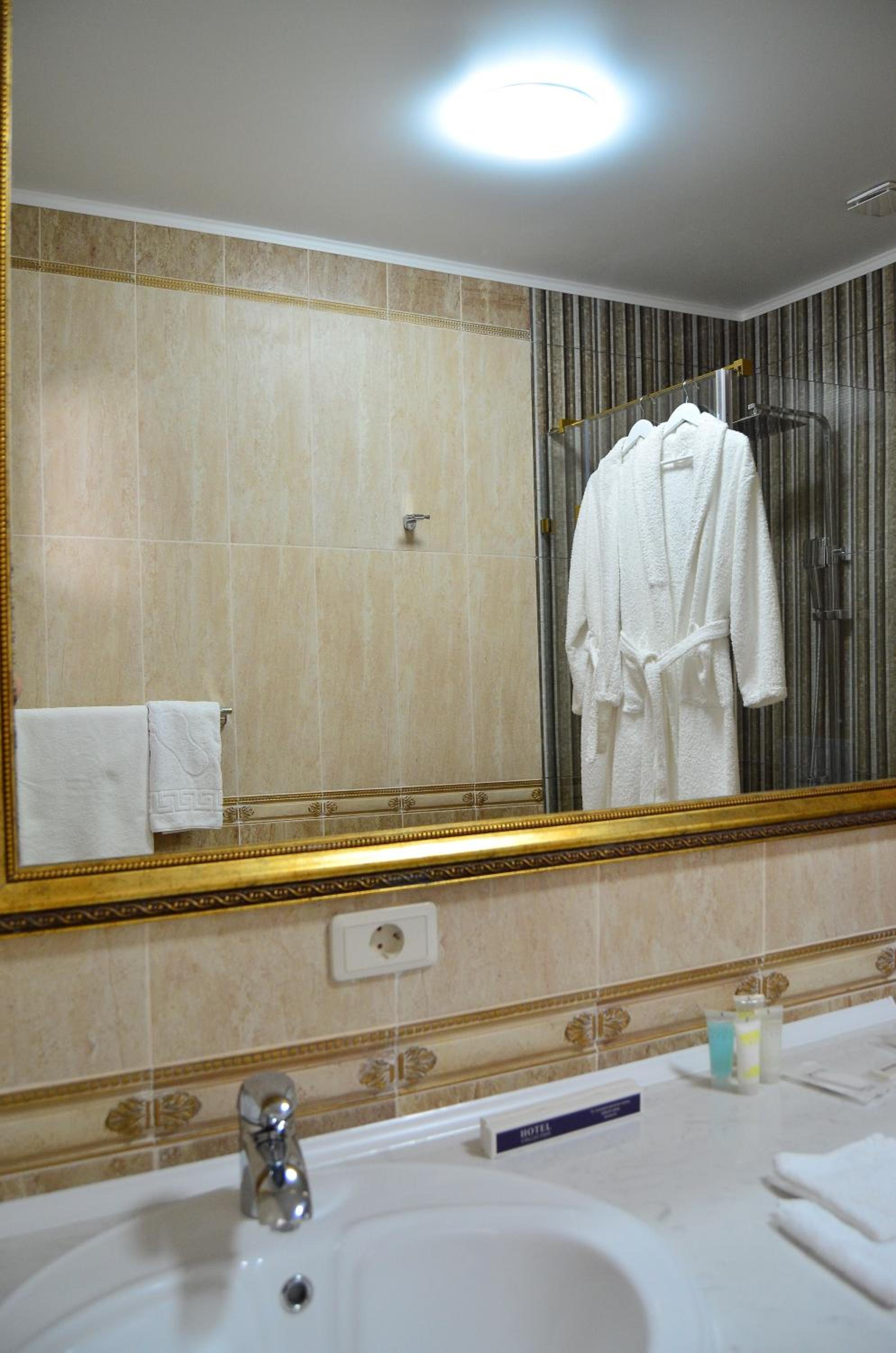 Deluxe Double Room with Balcony photo 2