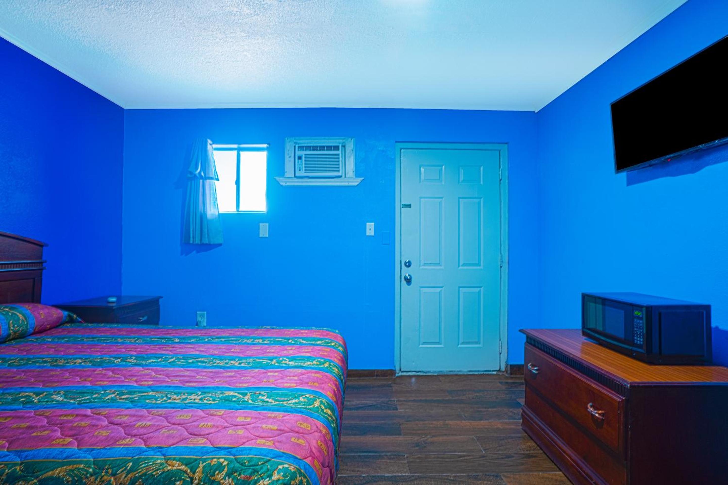 Queen Bed - Photo 7
