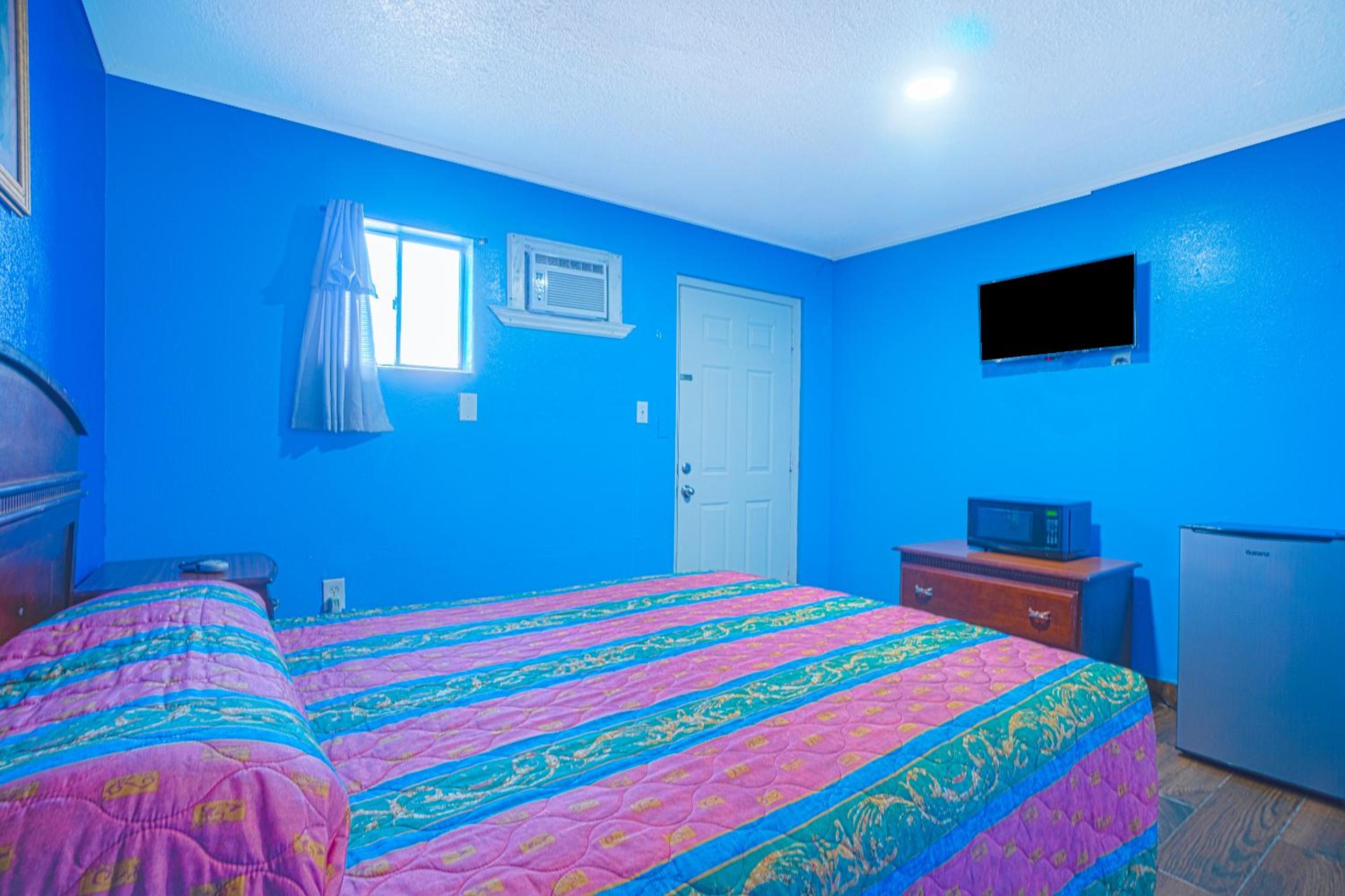 Queen Bed - Photo 10