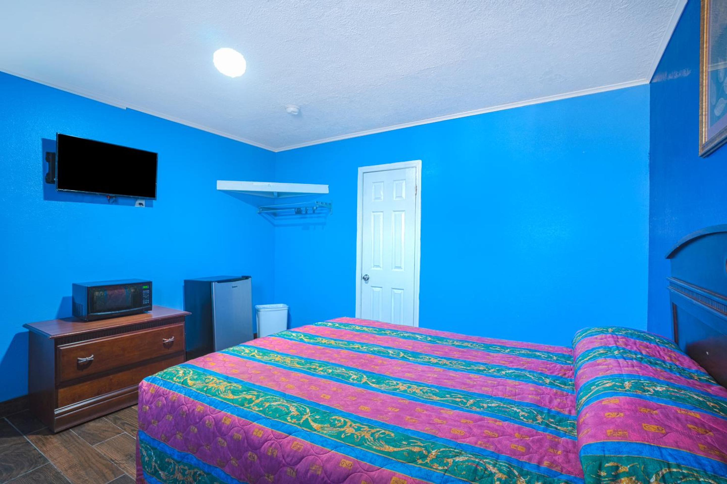 Queen Bed - Photo 6