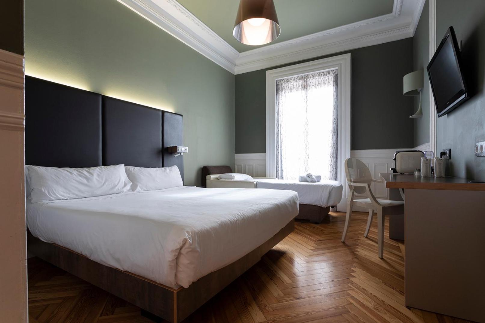 Triple Room thumbnail 6