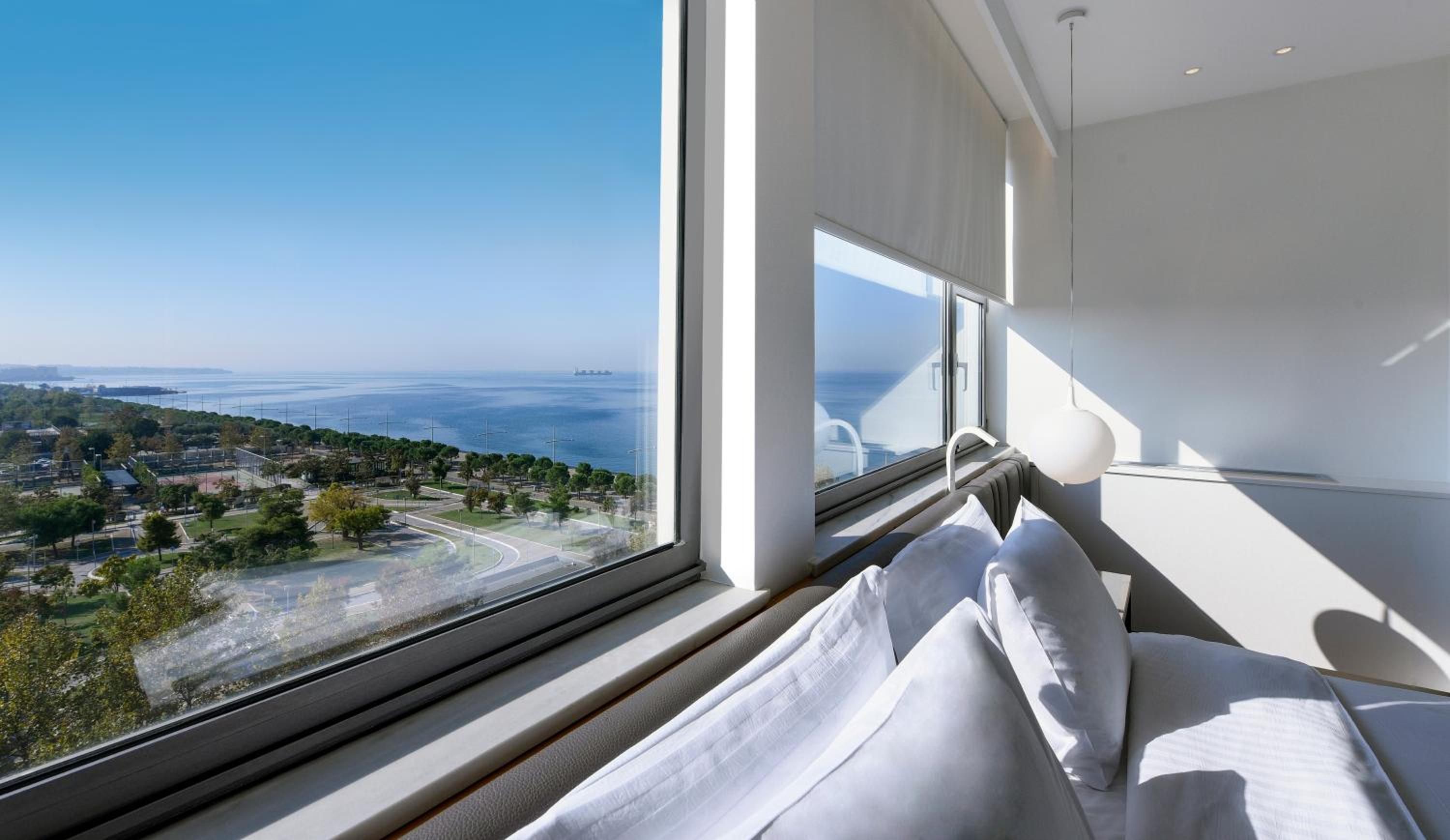 Junior Suite with City View - Photo 11