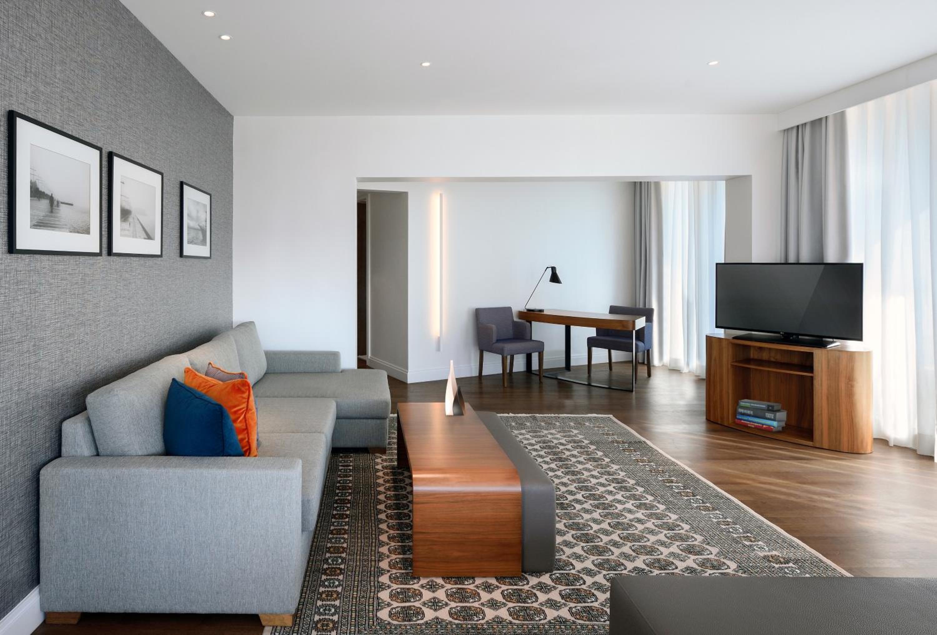 Junior Suite with City View - Photo 4