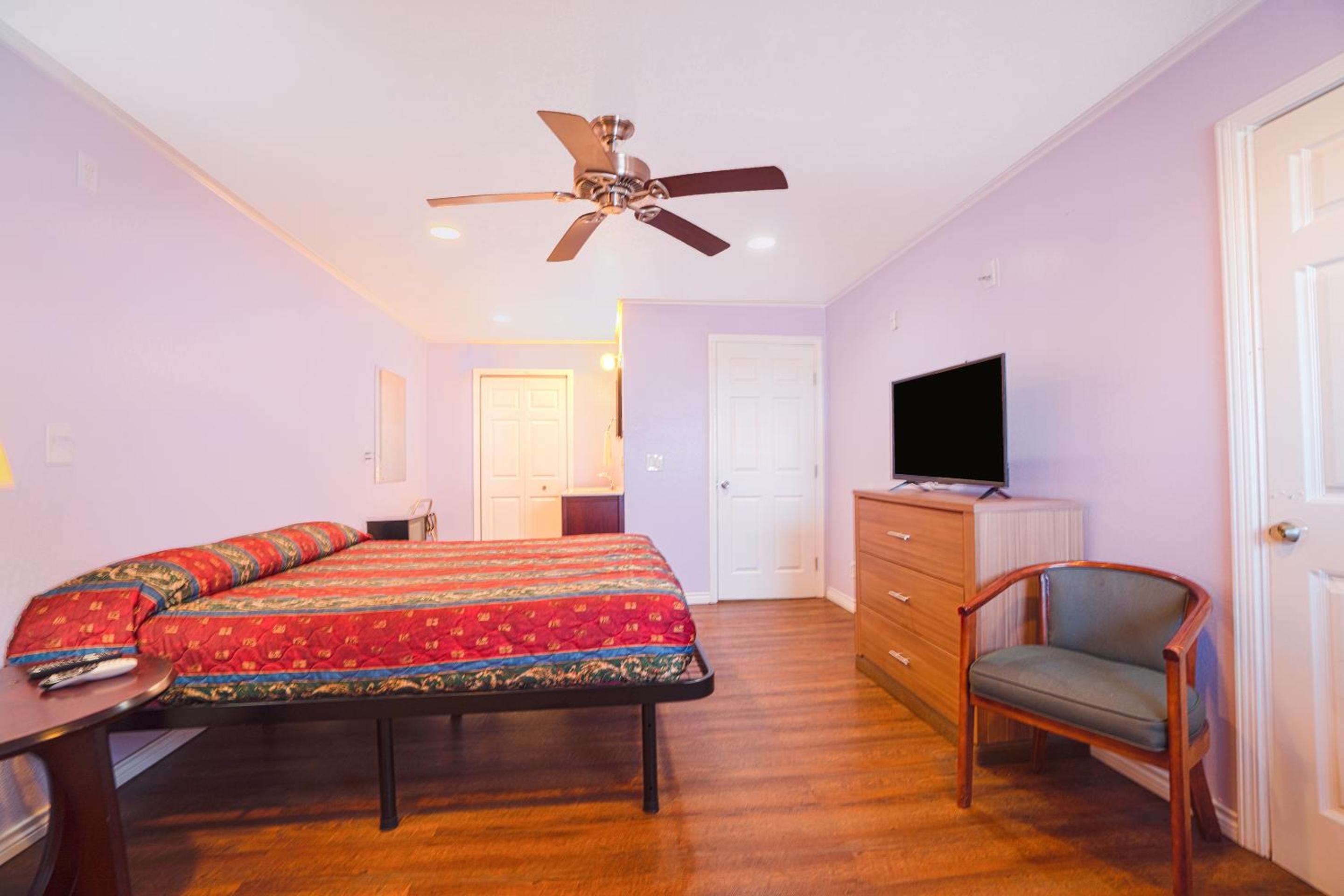 King Bed - Photo 4