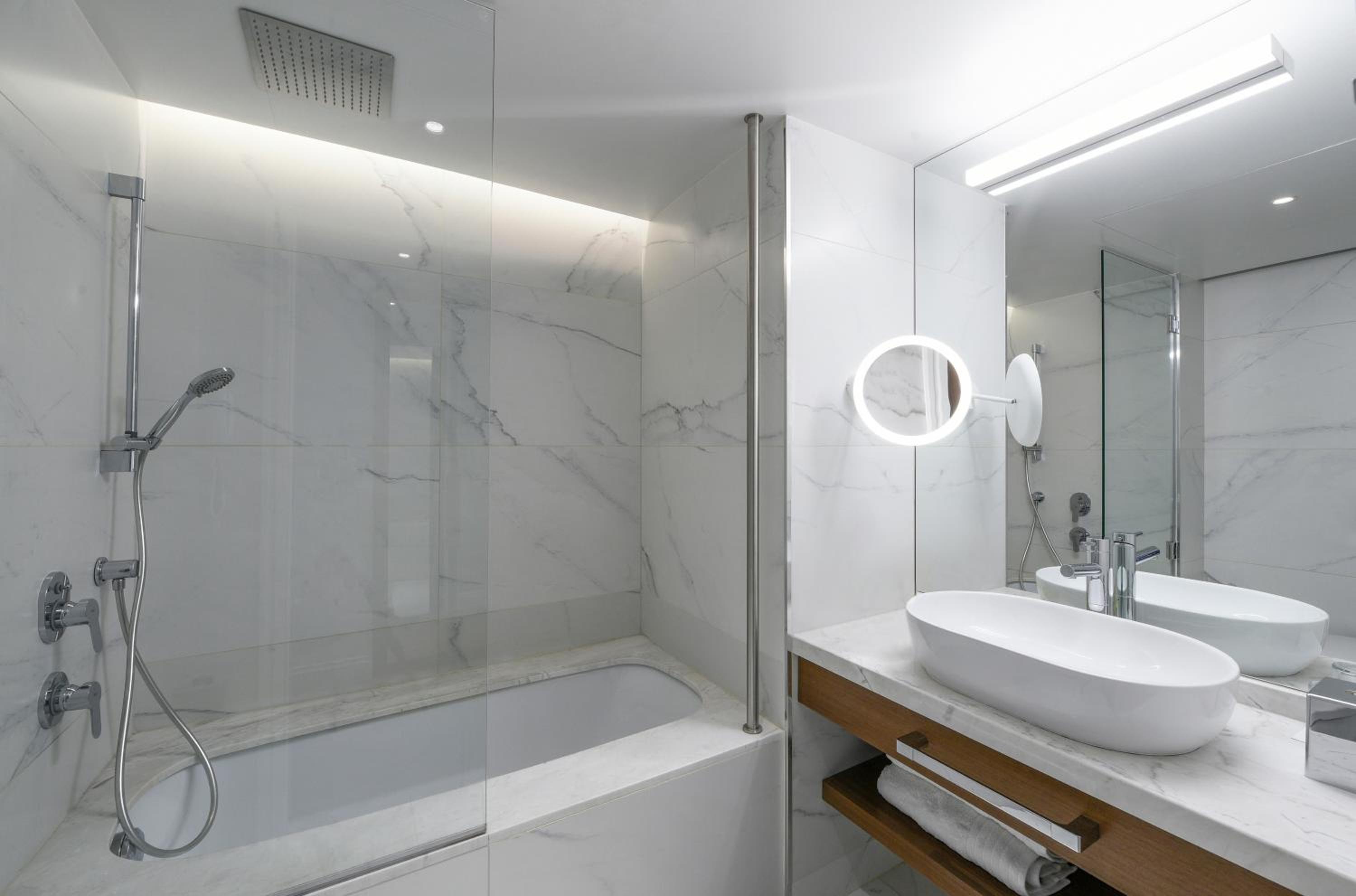 Premium Room with City View - Photo 4