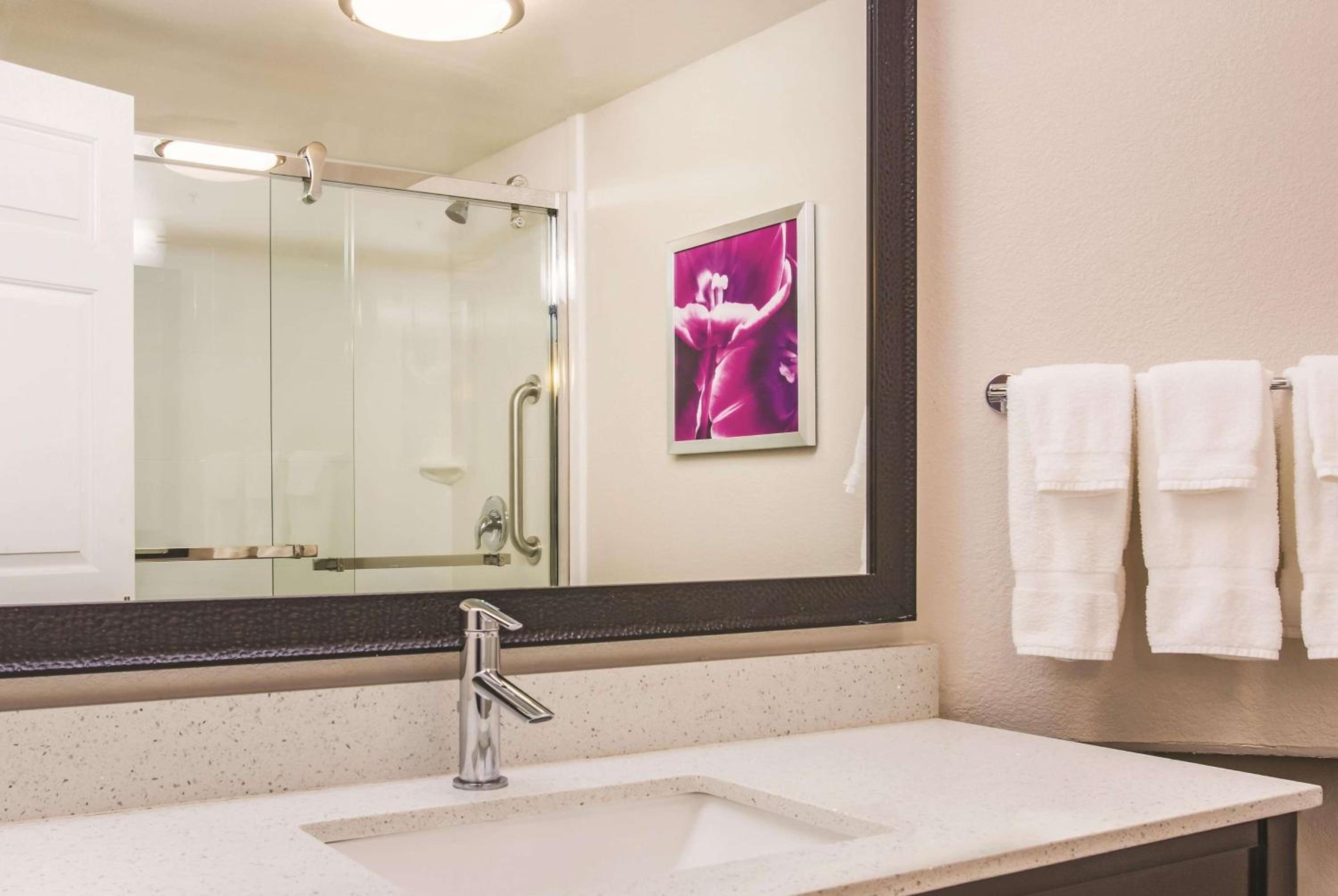 One-Bedroom King Suite - Non-Smoking - Photo 4