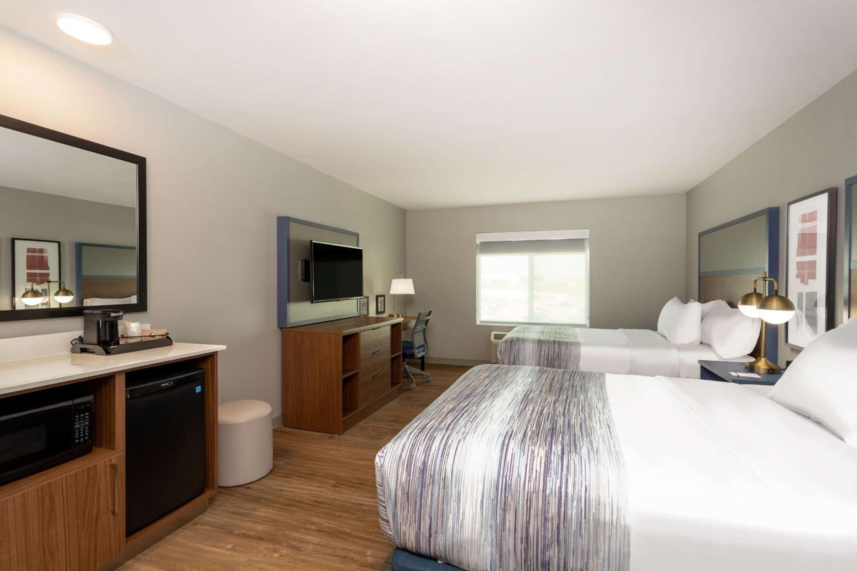 Business Queen Room with Two Queen Beds - Non-Smoking - Photo 5