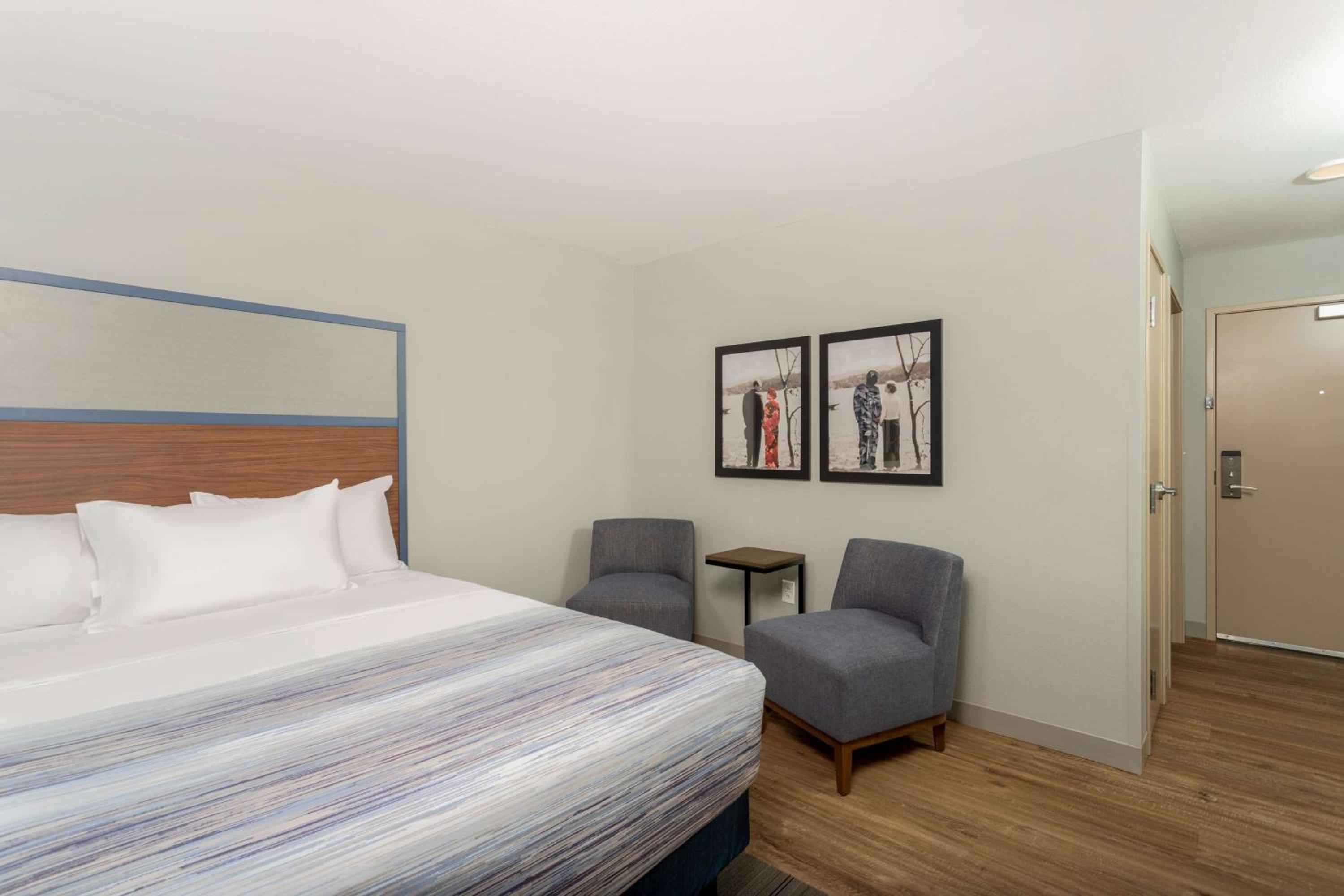 Business Queen Room with Two Queen Beds - Non-Smoking - Photo 6