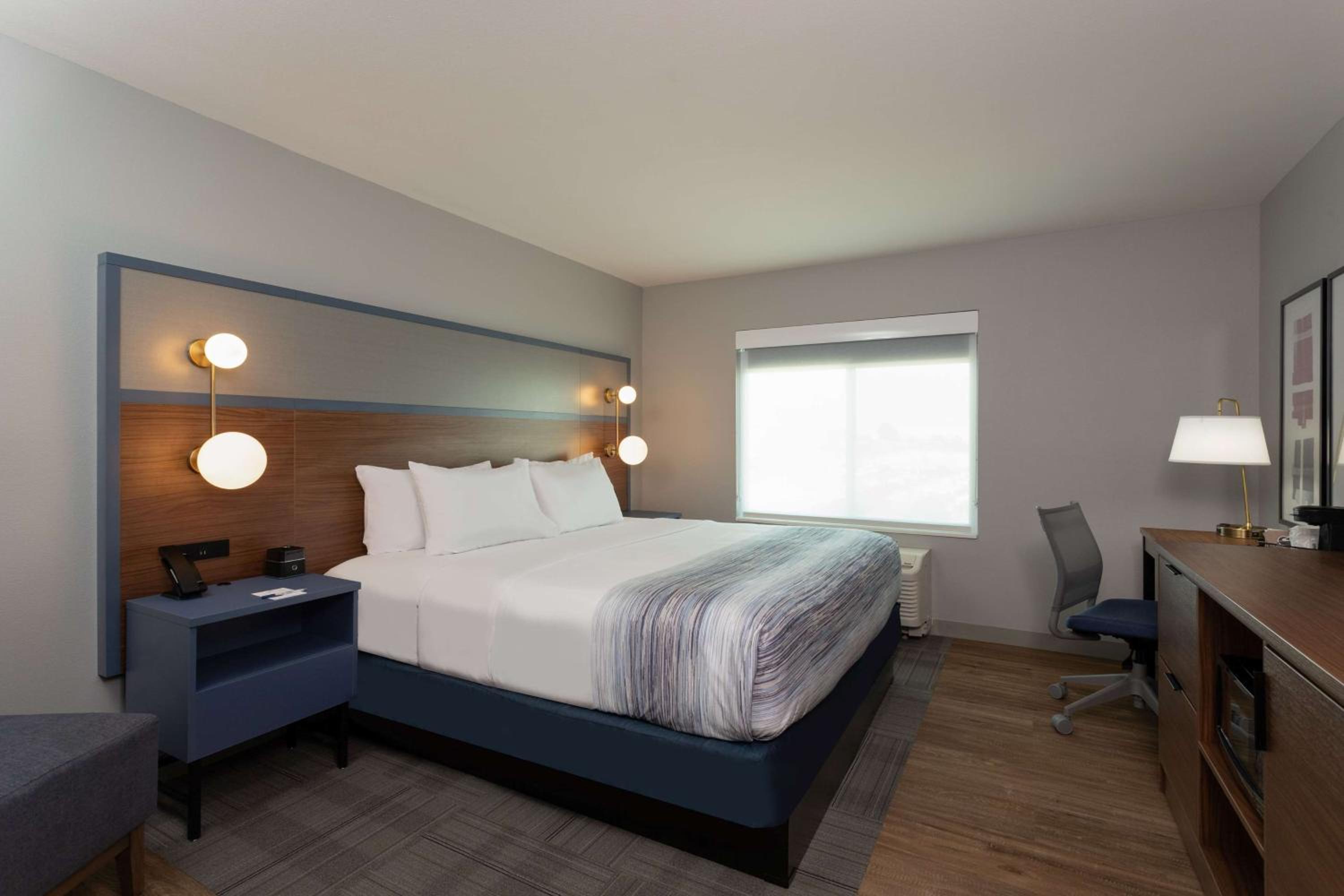1 King Bed, Mobility/Hearing Accessible Room, Bathtub w/ Grab Bars, Non-Smoking - Photo 2