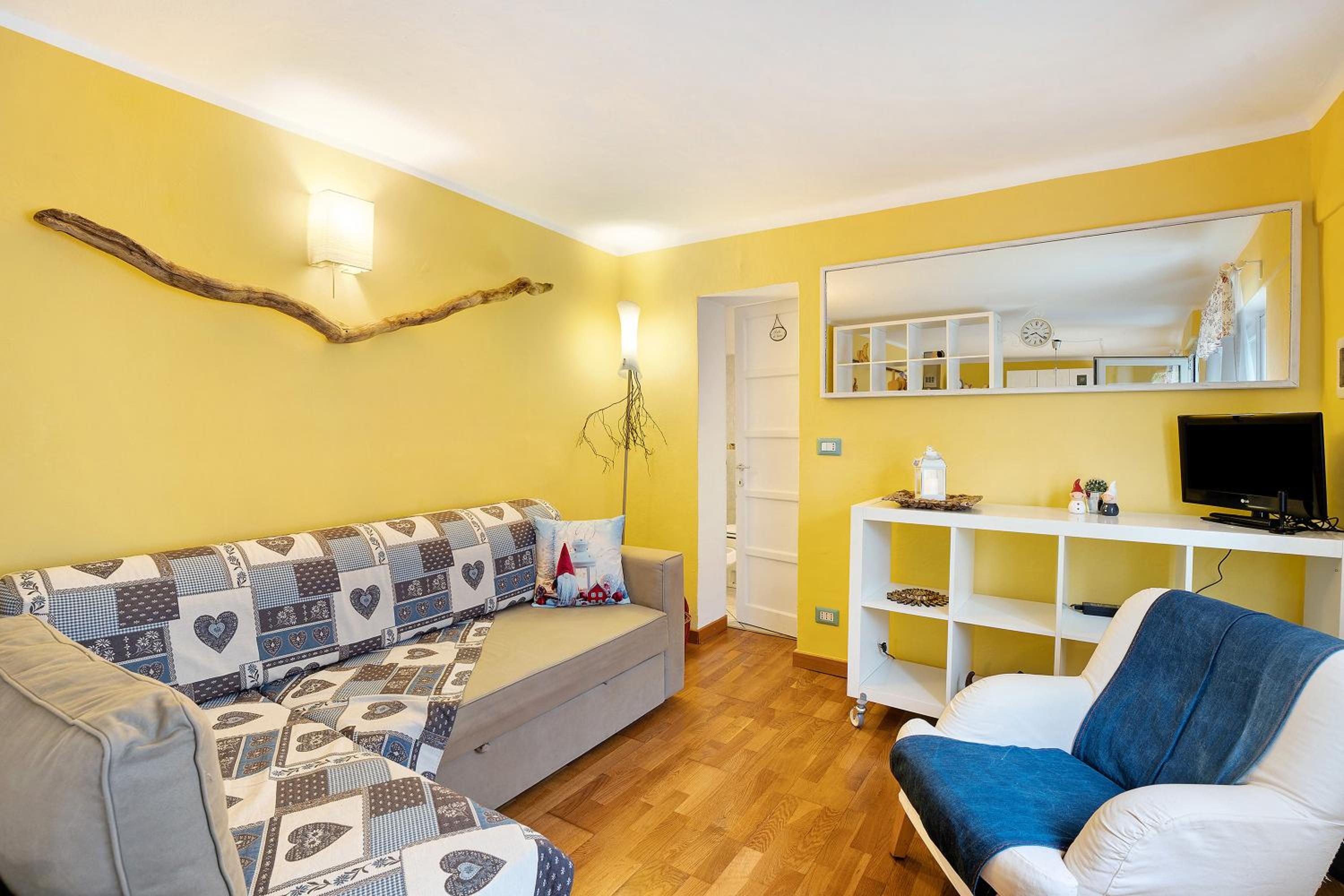 One-Bedroom Apartment with Lake View photo 1