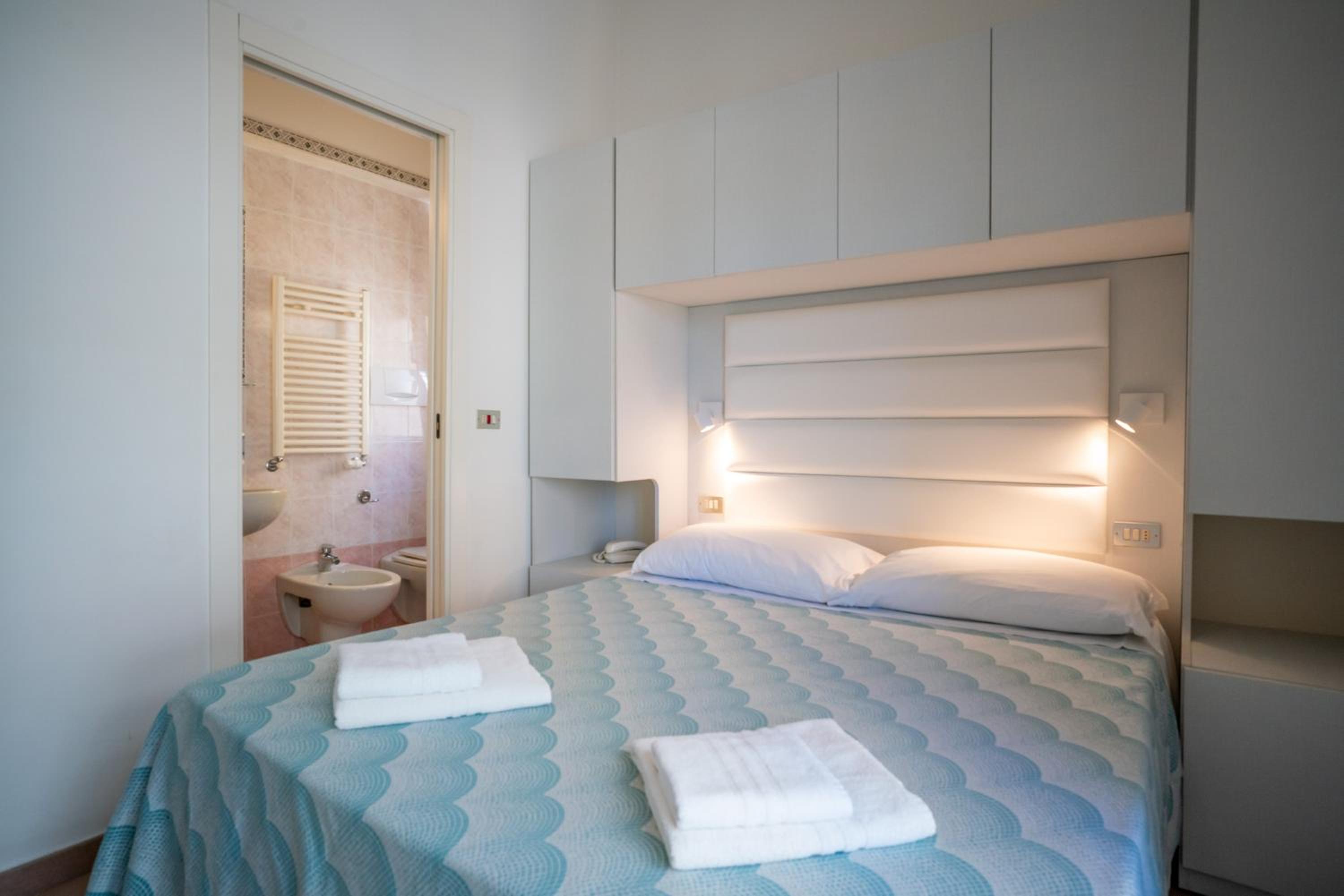 Double Room with Sea View - Photo 15