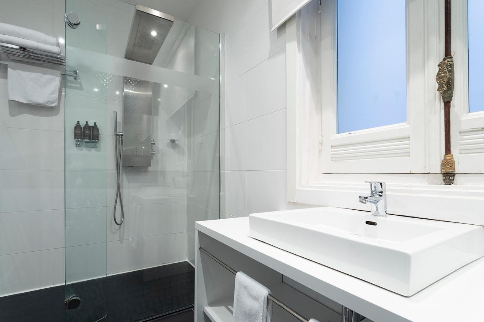 Sextuple Room - Photo 8
