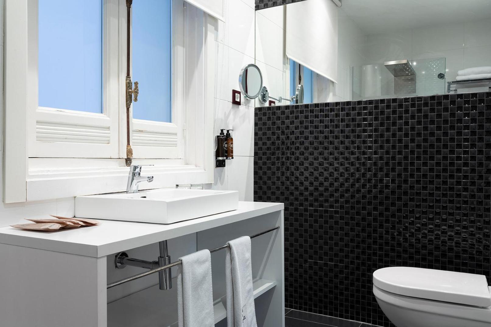 Sextuple Room - Photo 11