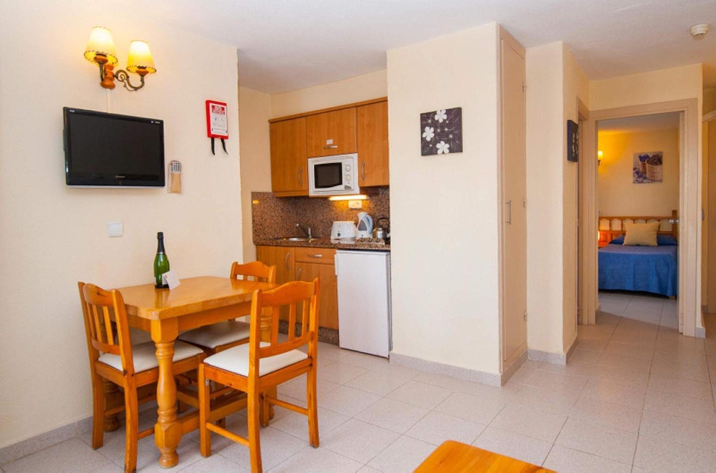 One-Bedroom Apartment (2 Adults + 2 Children) photo 2