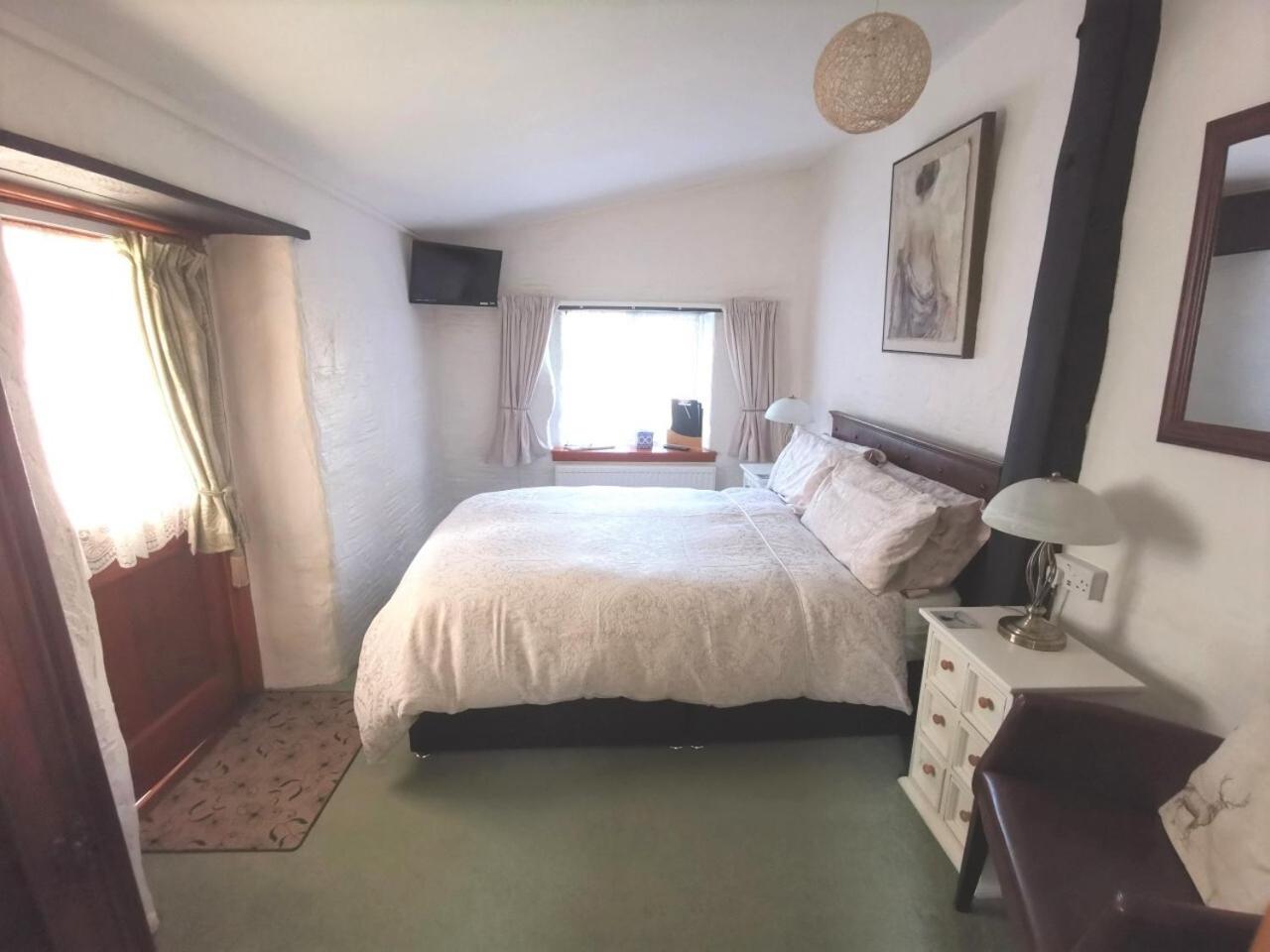 Double Room with Private Bathroom - Photo 2