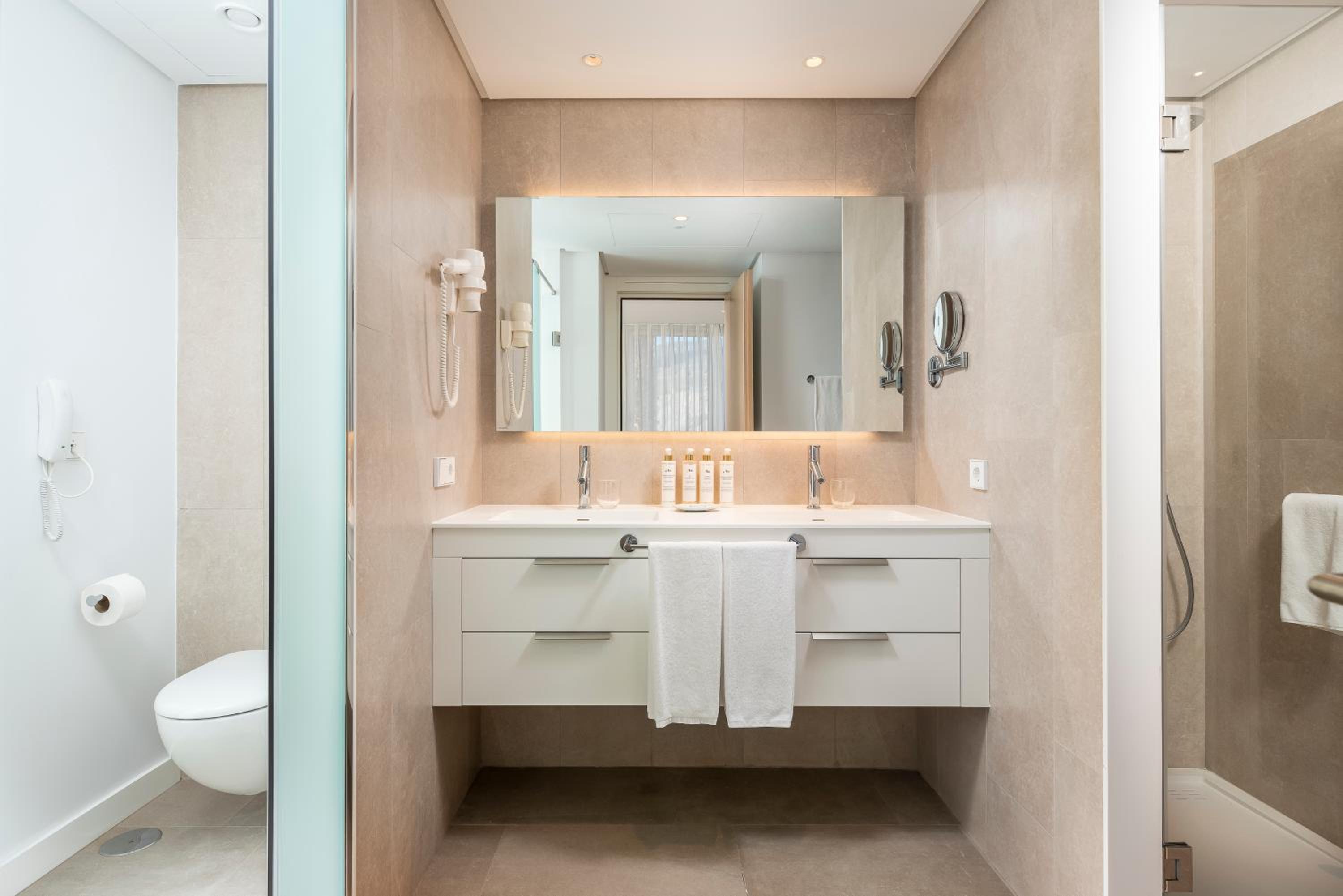 One-Bedroom Suite with Sea View