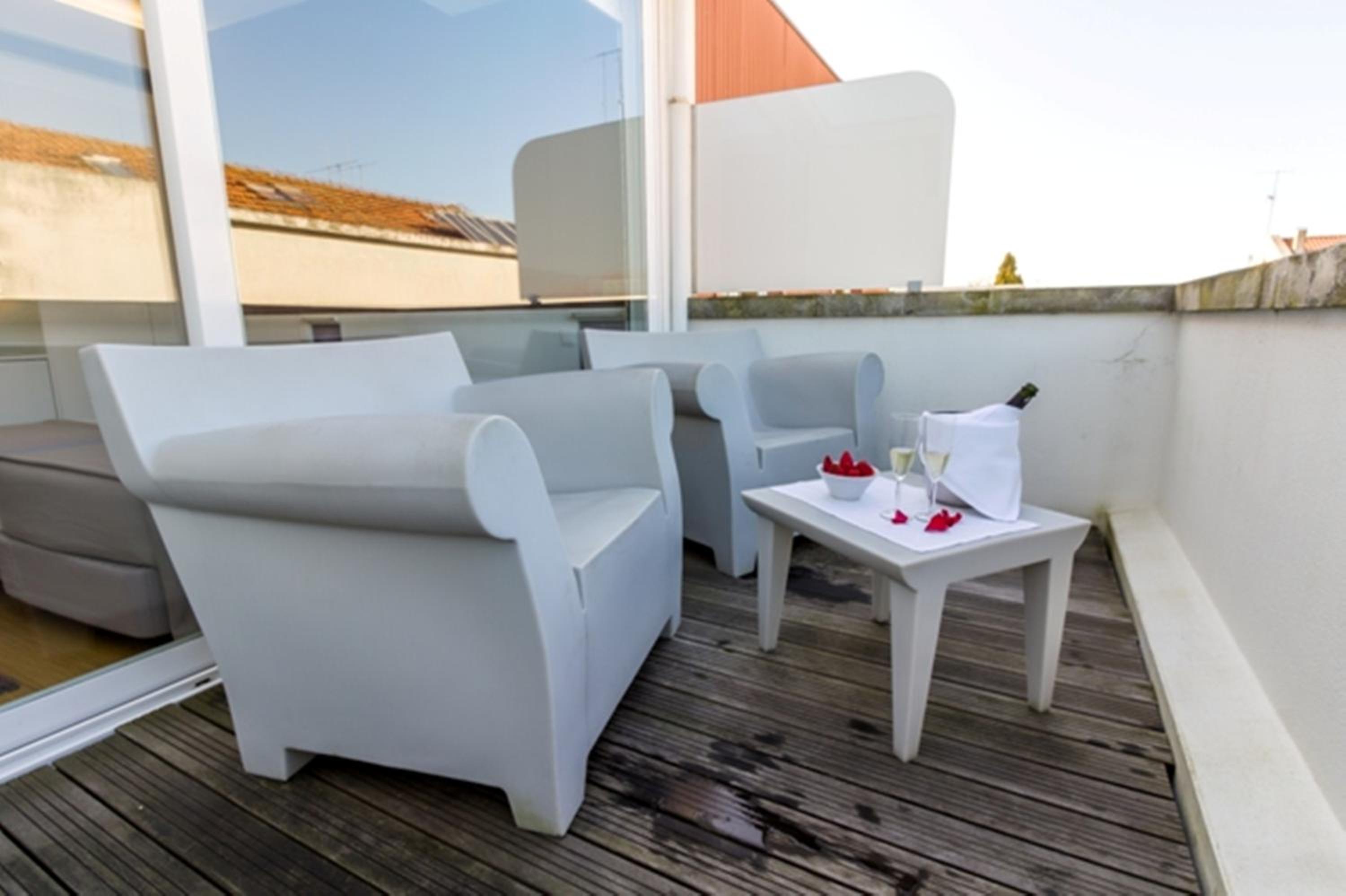 Double or Twin Room with View - Photo 13