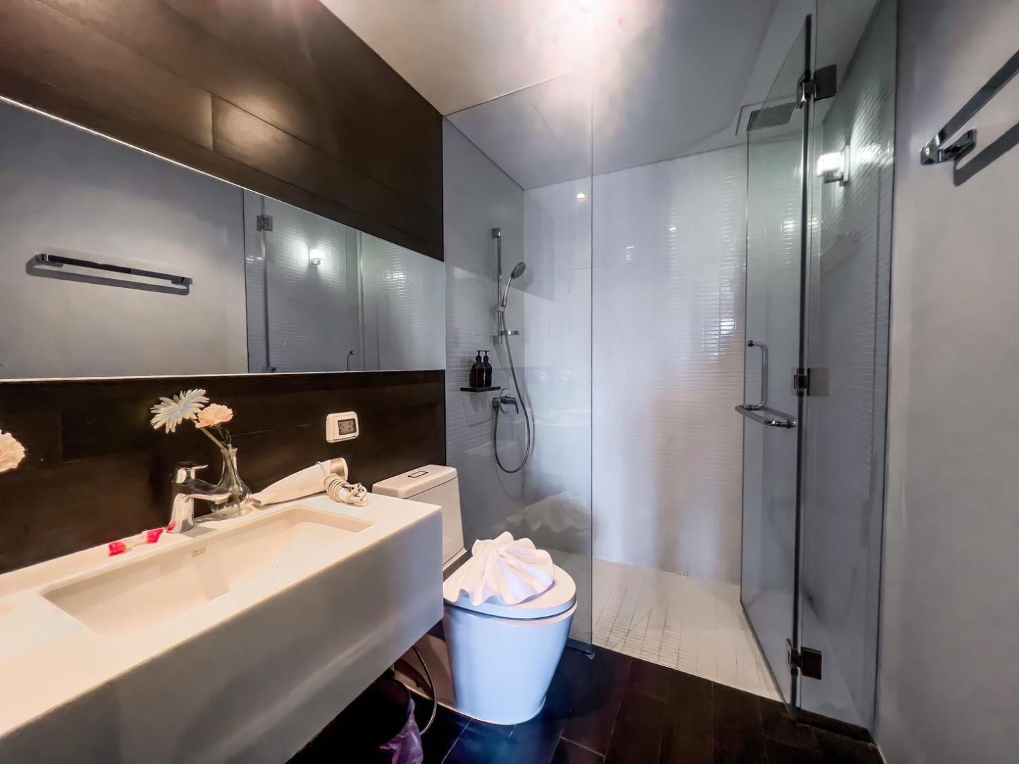 Suite With Lake View - Photo 14