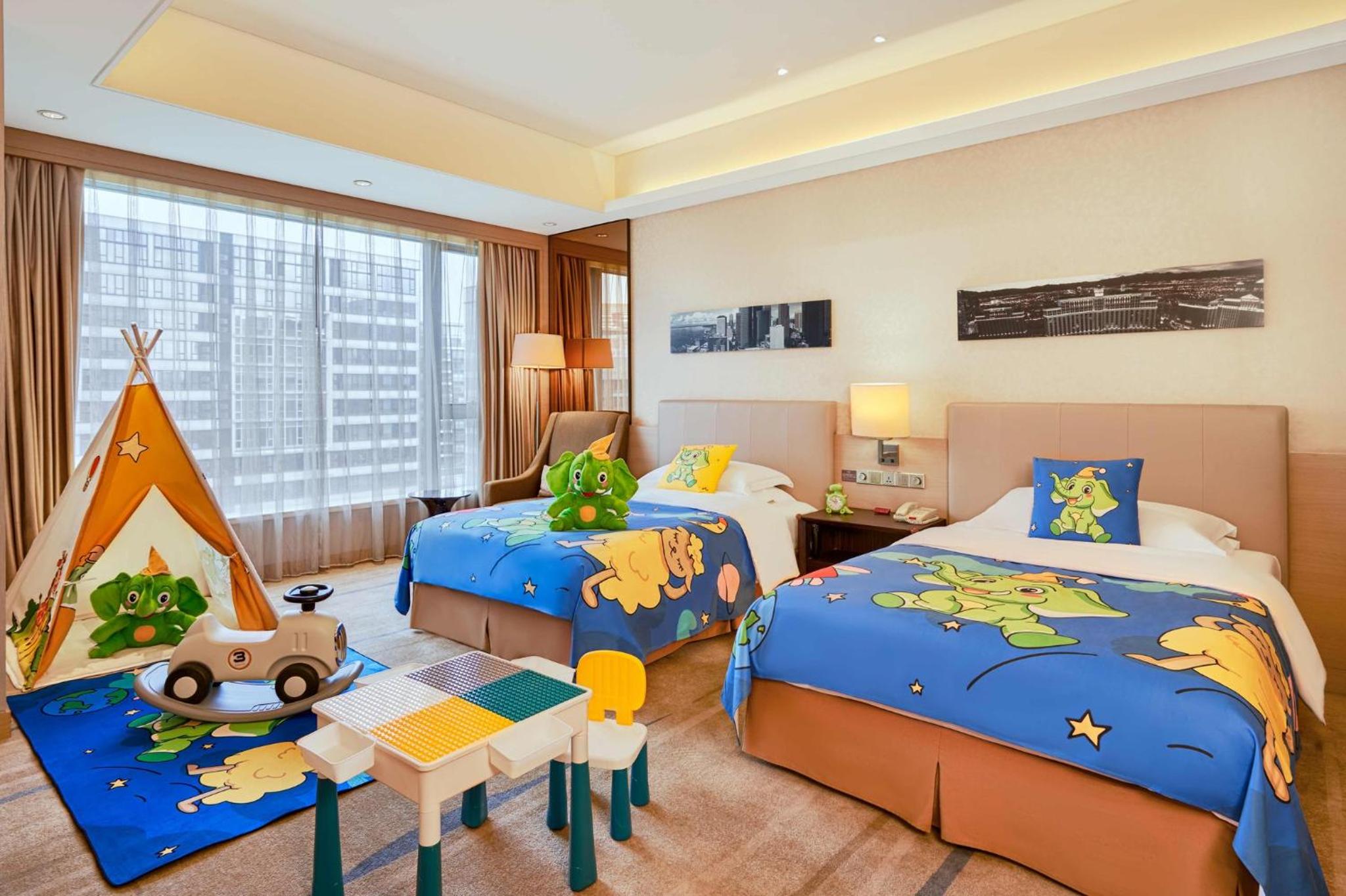 Premium Double Room With Two Double Beds And Garden View - Kids Theme photo 2