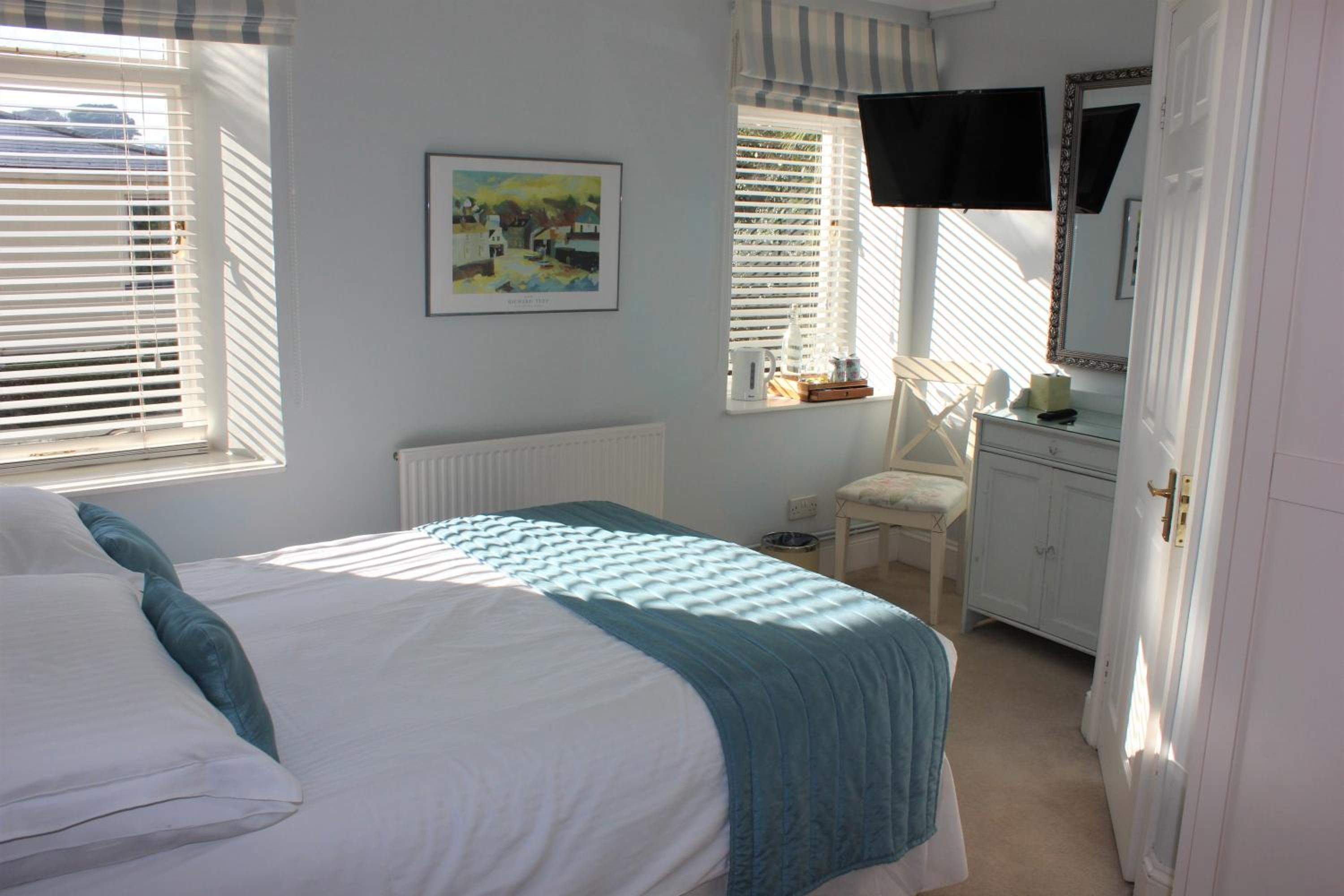 Compact Double Room with En-Suite photo 3