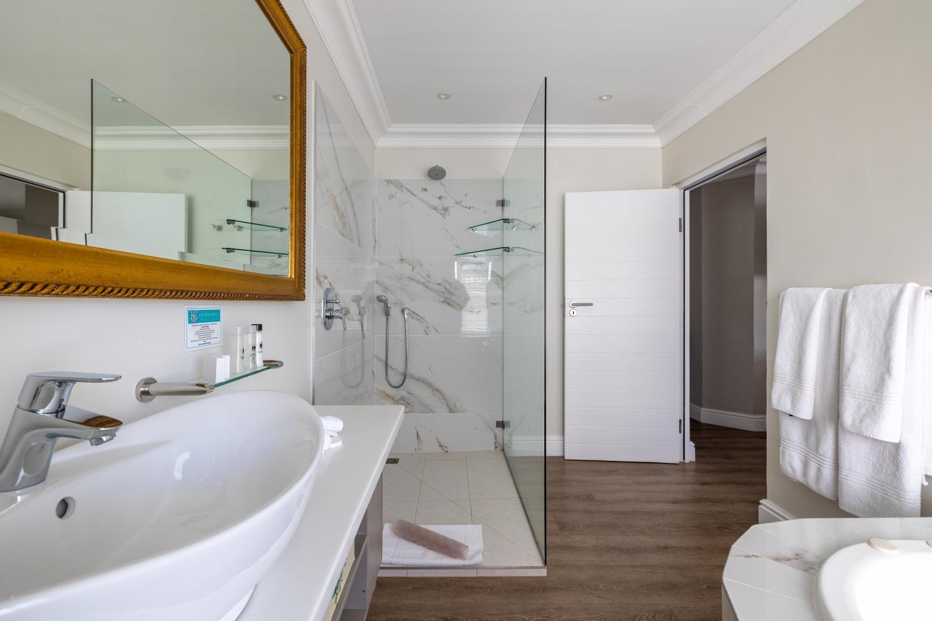 Standard Double or Twin Room photo 3