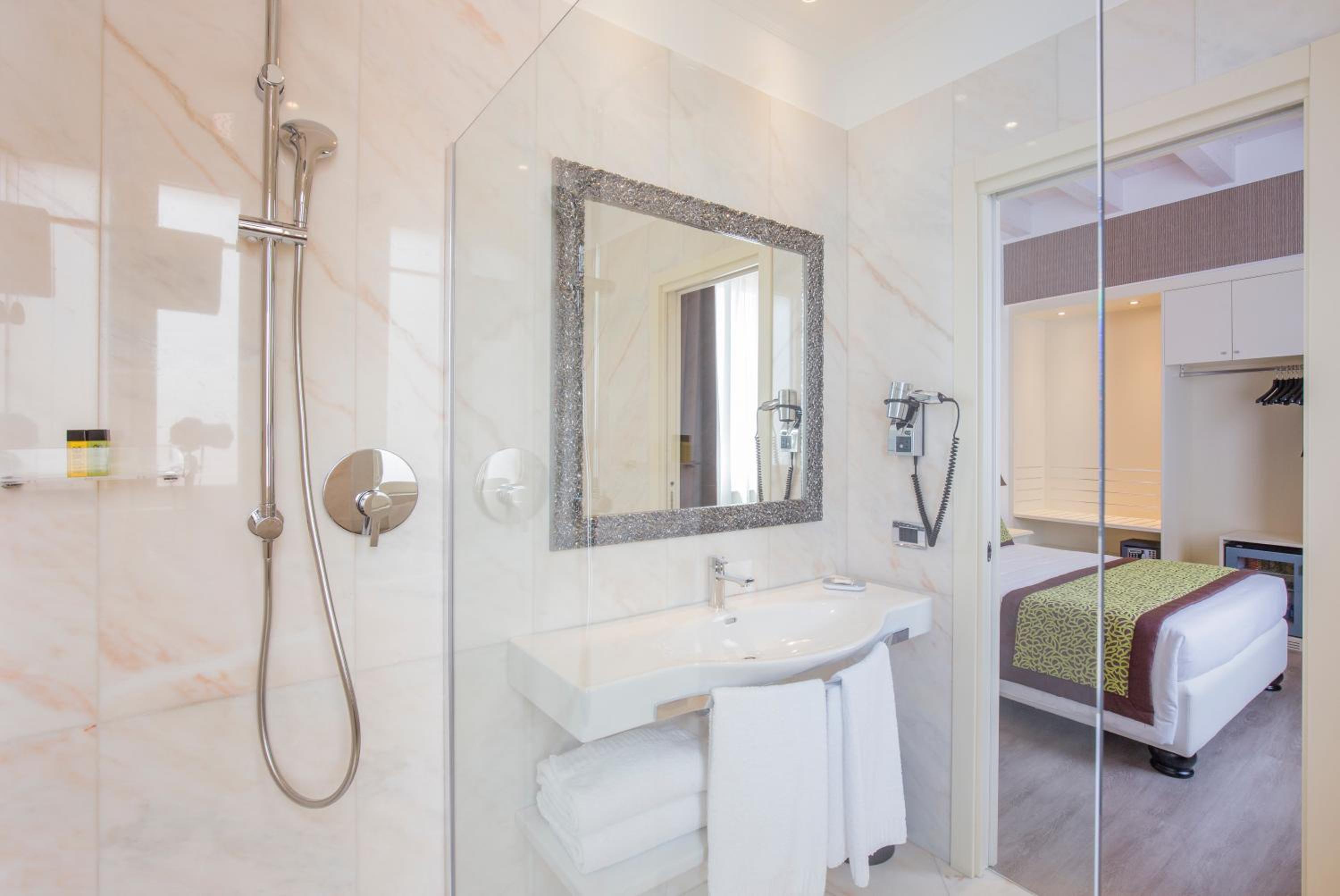 Deluxe Double Room - Photo 9