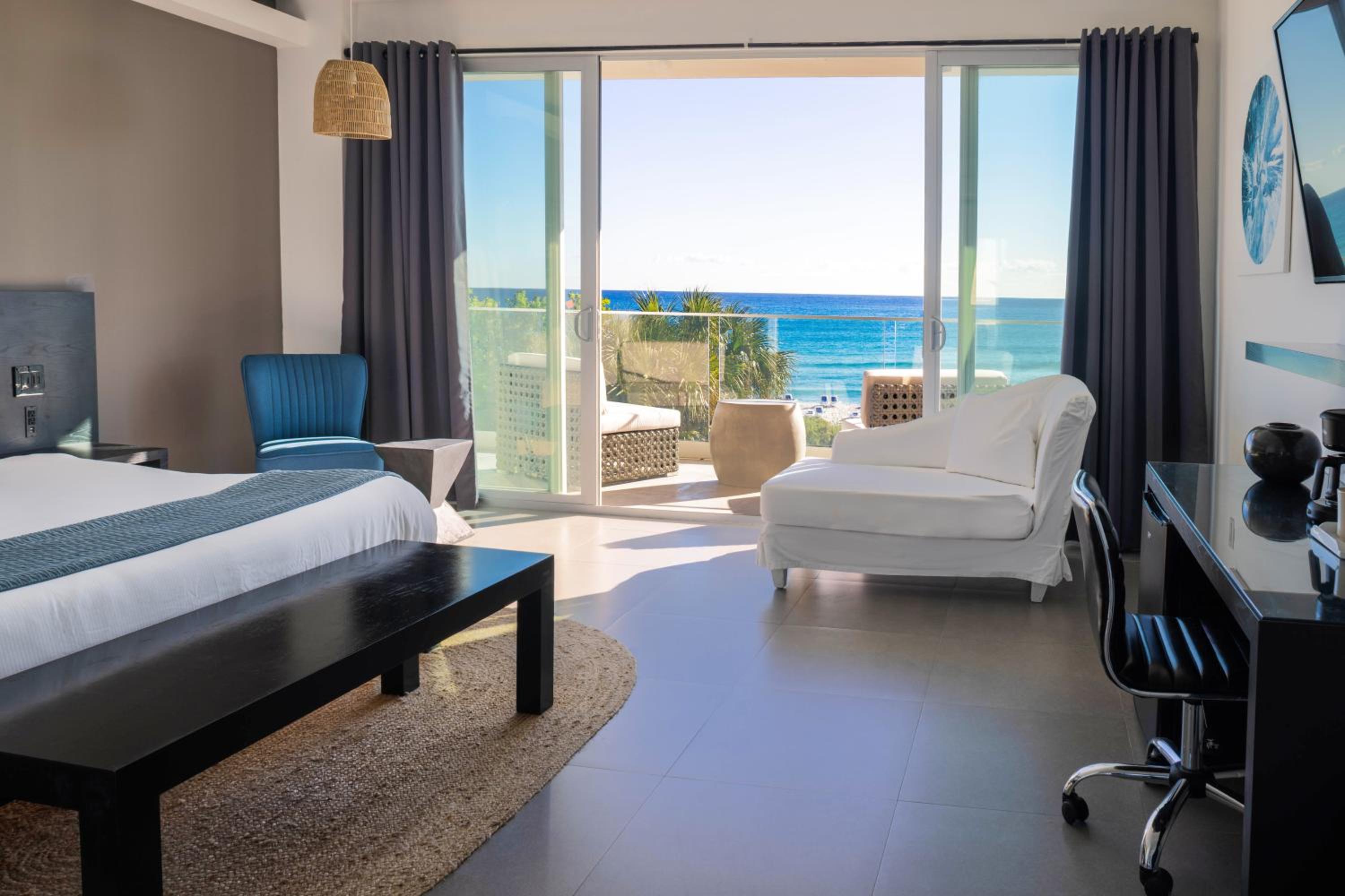 Deluxe King Room with Balcony - Oceanfront/Non-Smoking - Photo 1