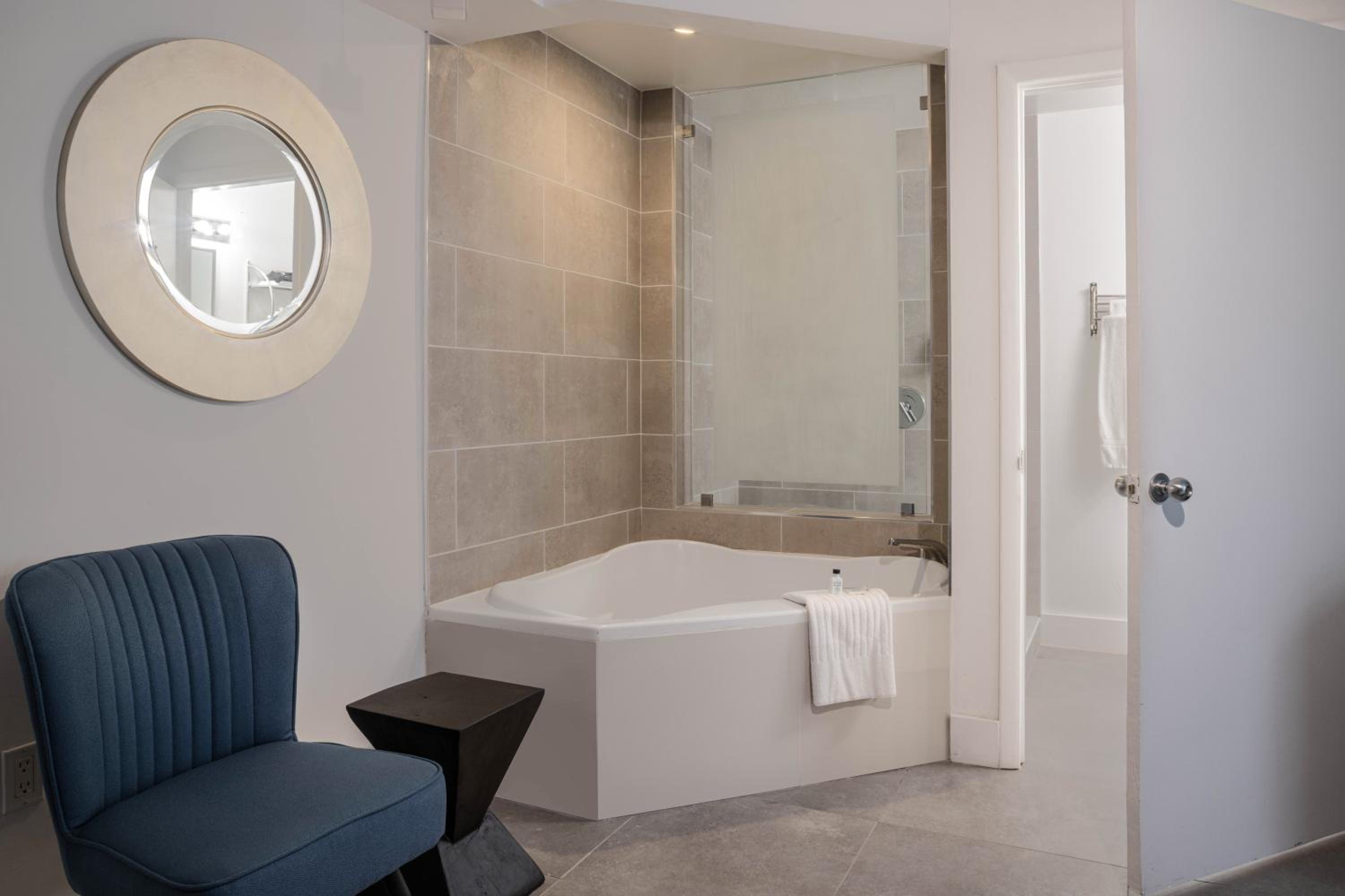 King Room with Jetted Tub - Non-Smoking - Photo 3