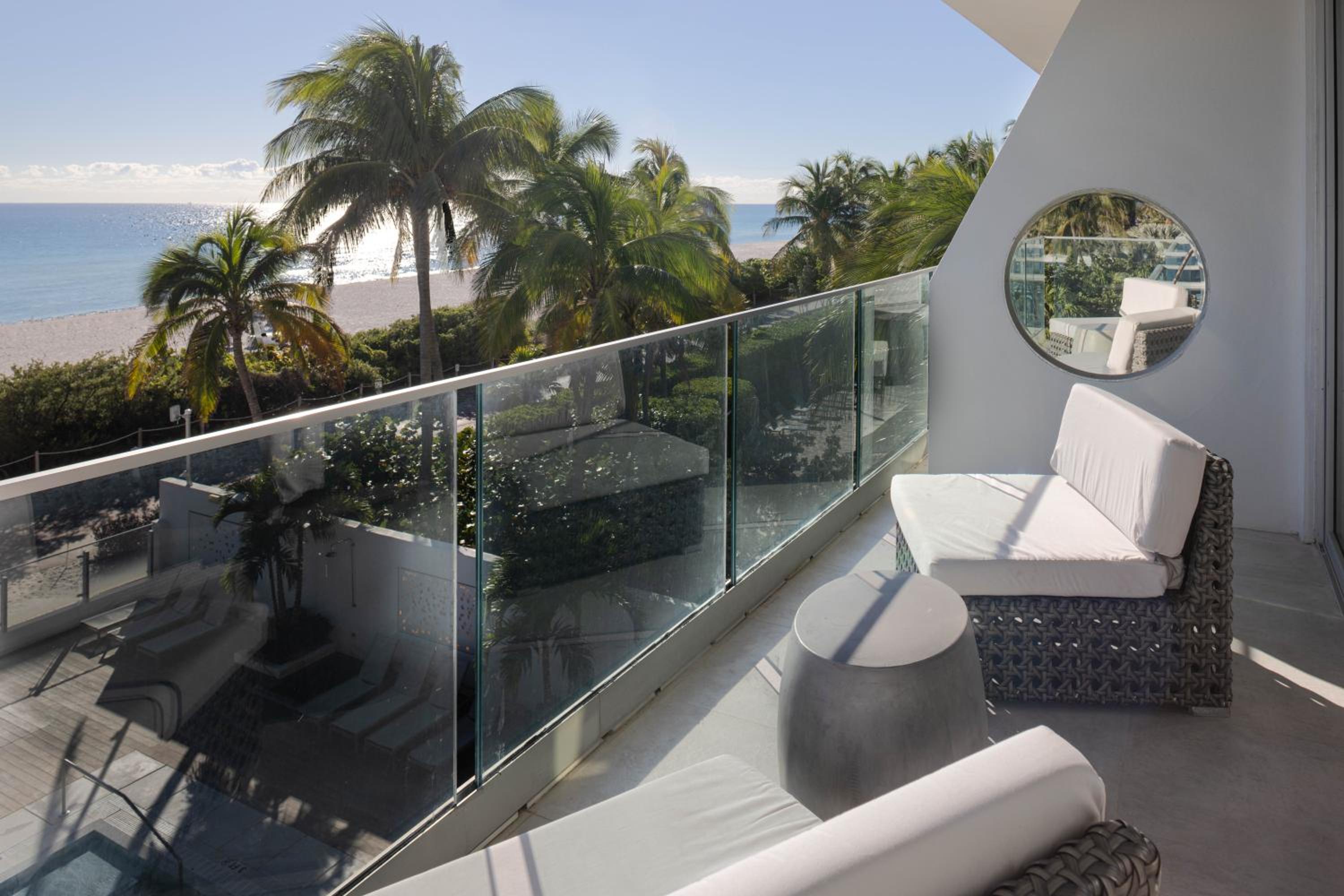 Deluxe King Room with Balcony - Oceanfront/Non-Smoking - Photo 3