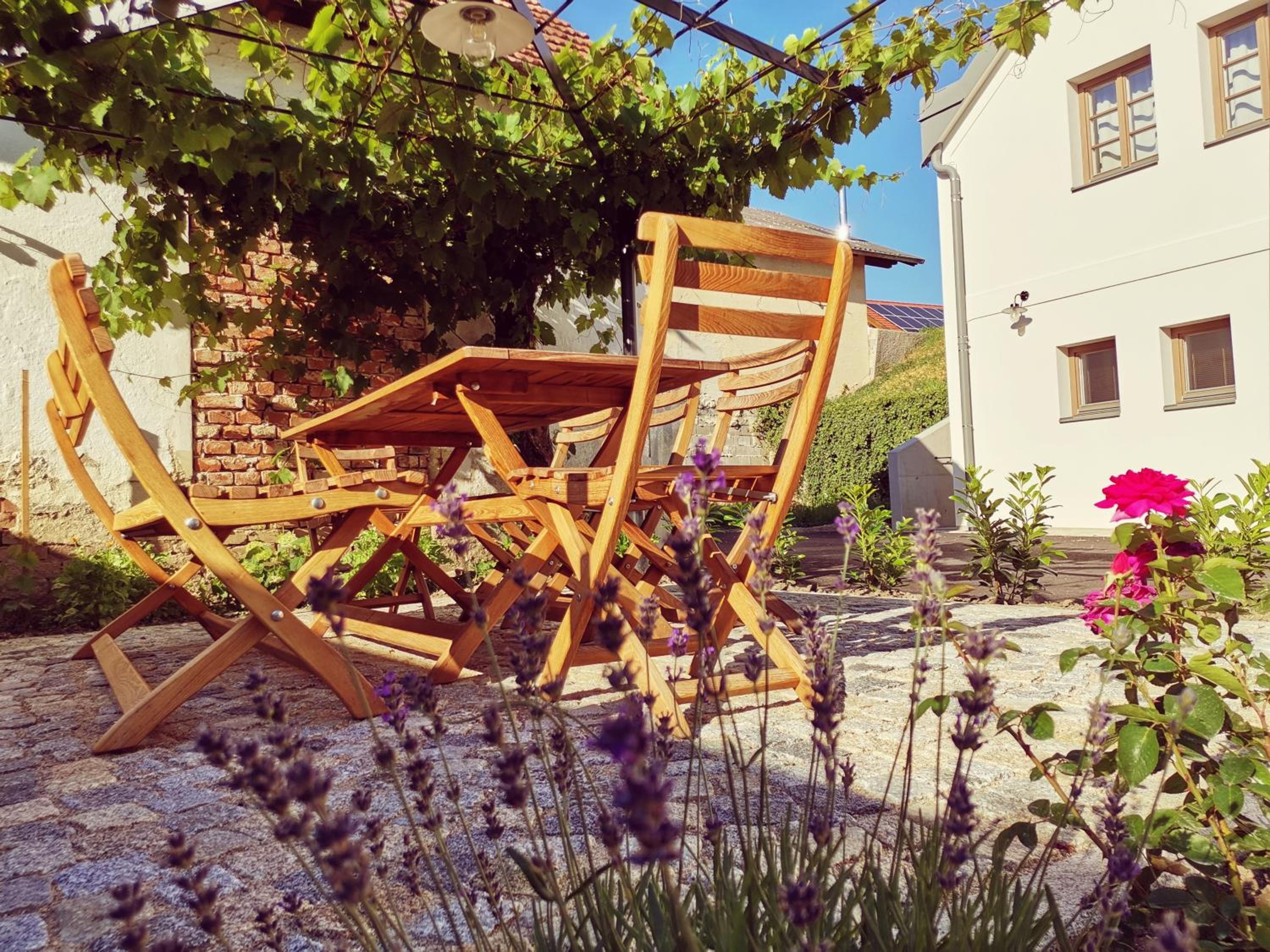 Deluxe Two-Bedroom Apartment with Garden View photo 2