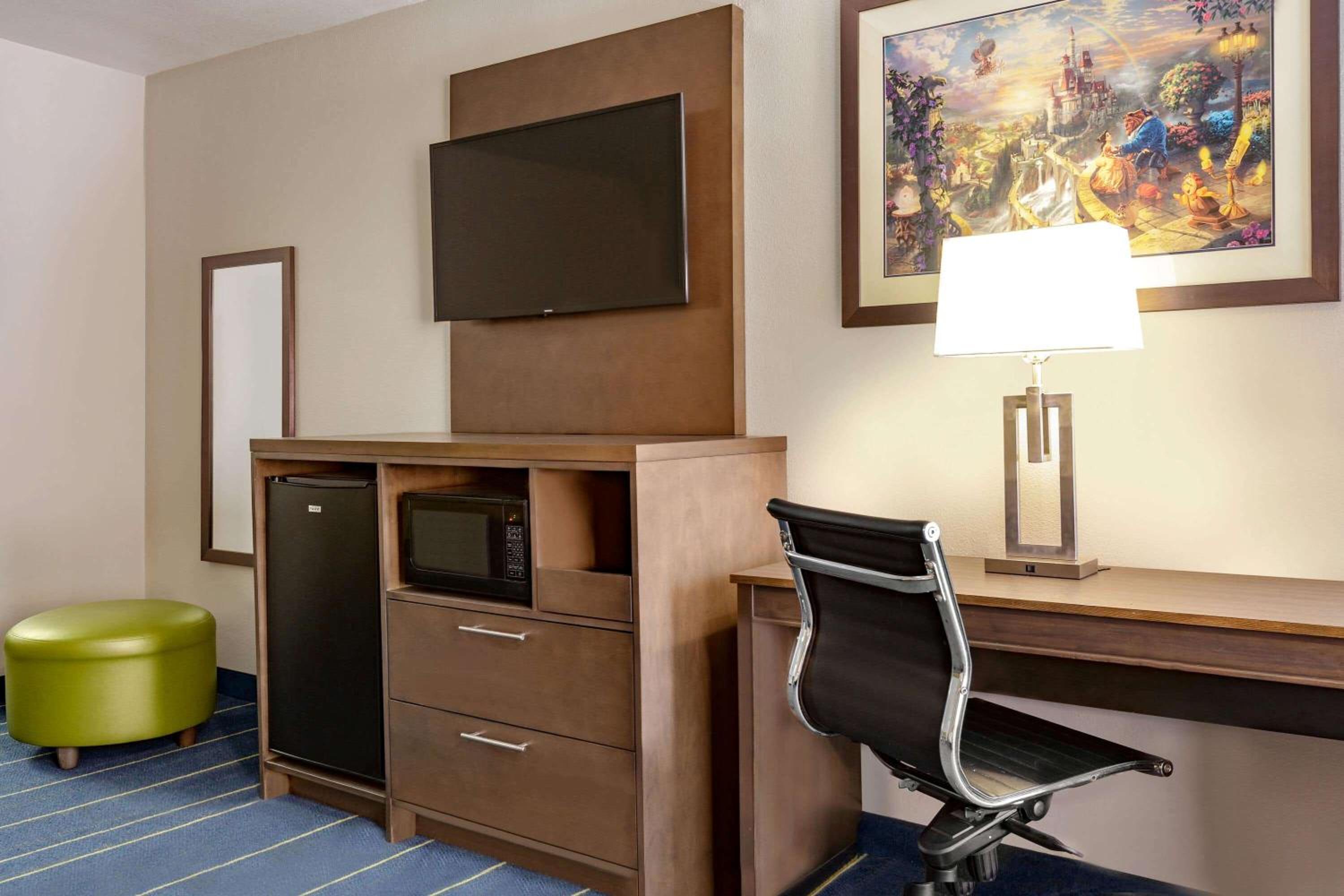 Queen Room with Two Queen Beds - Non-Smoking - Photo 2