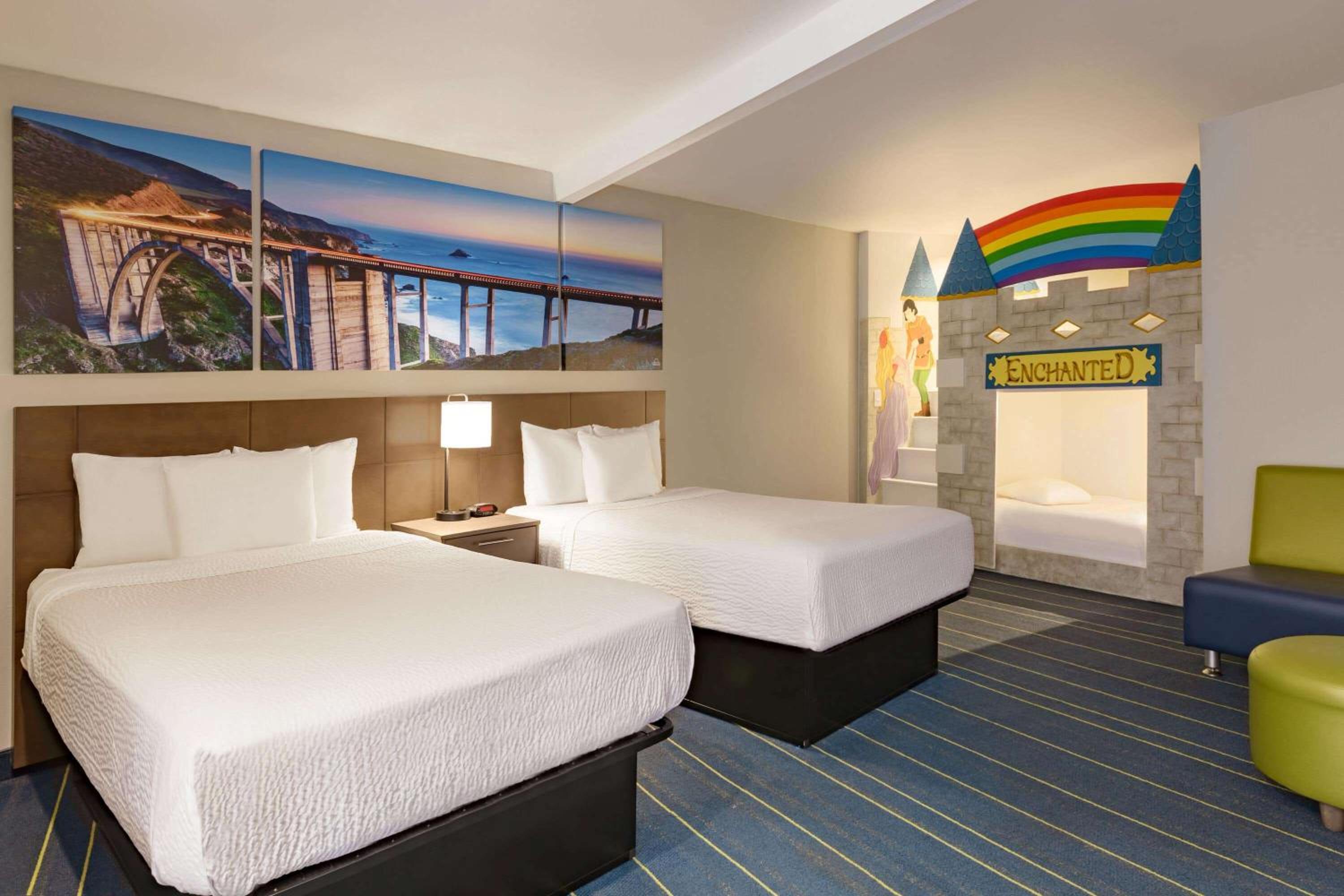 2 Queen Beds and Bunk Bed, Studio Suite, Non-Smoking photo 3