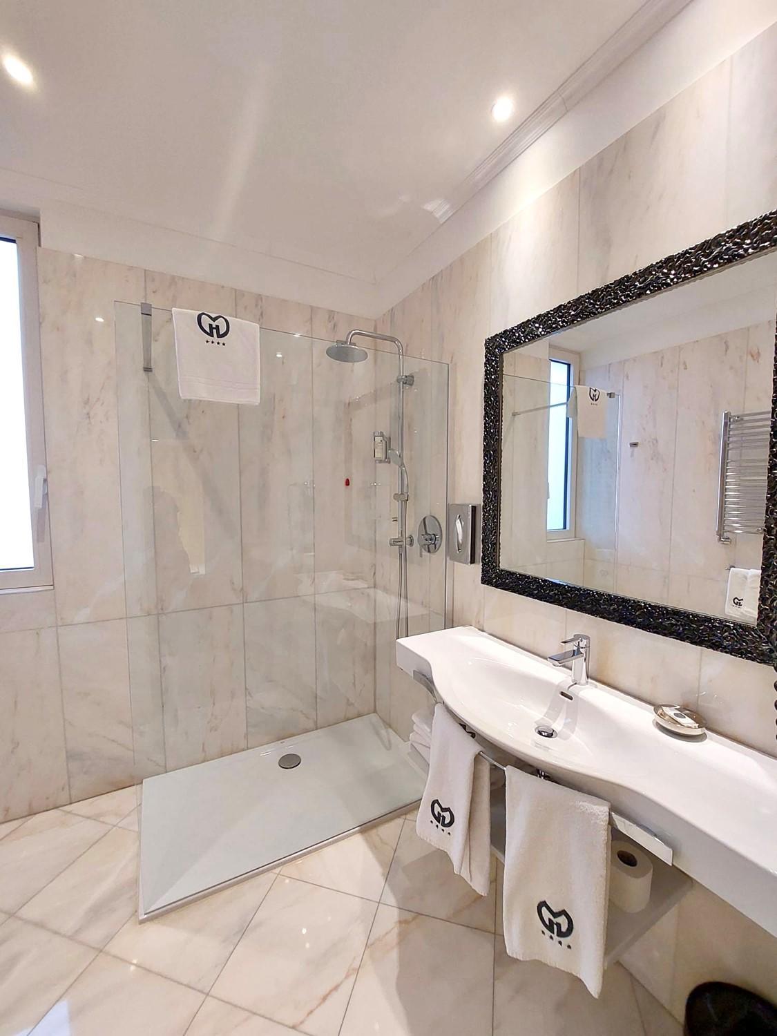 Deluxe Double Room - Photo 16