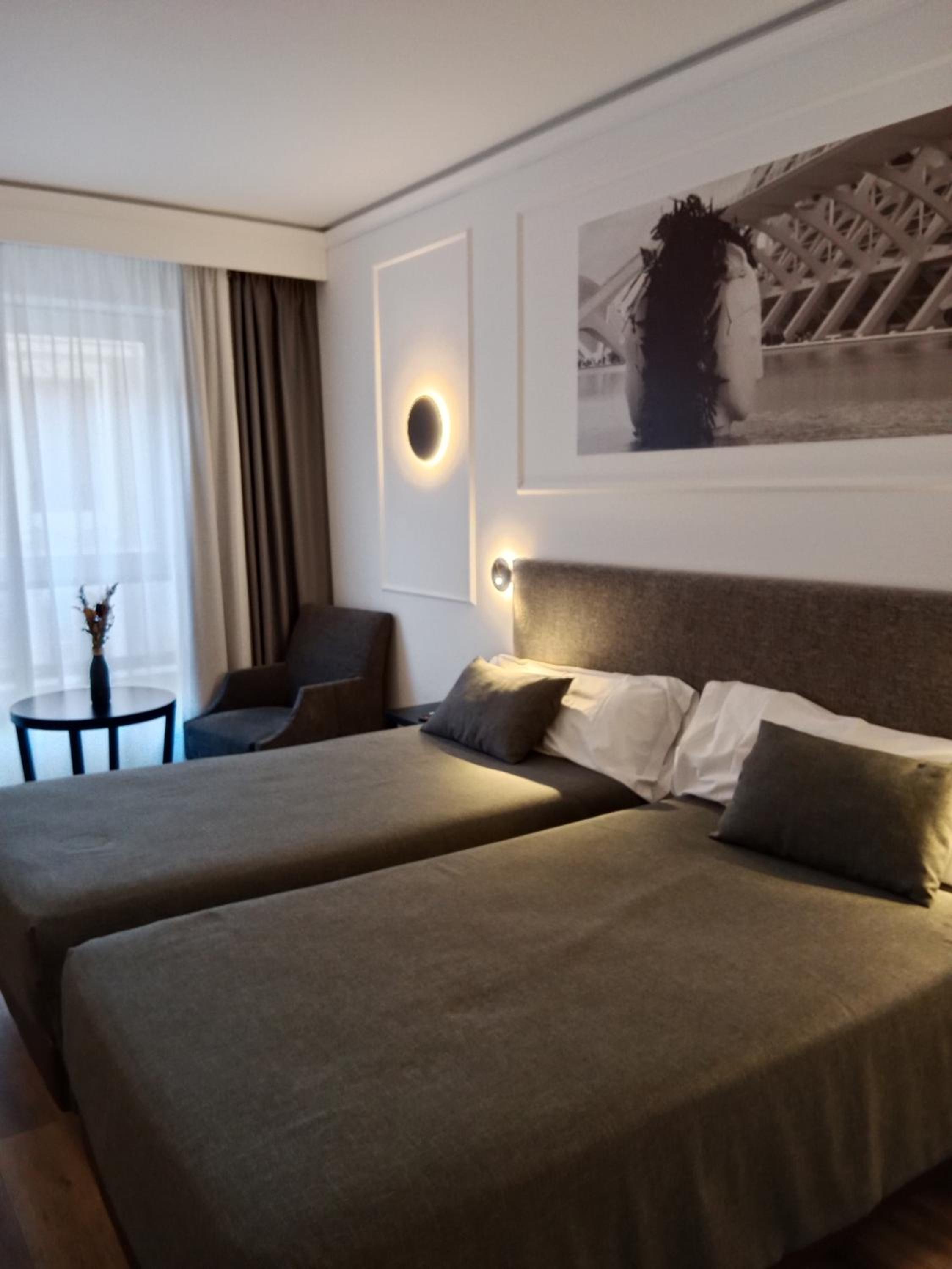 Deluxe Double Room thumbnail 5