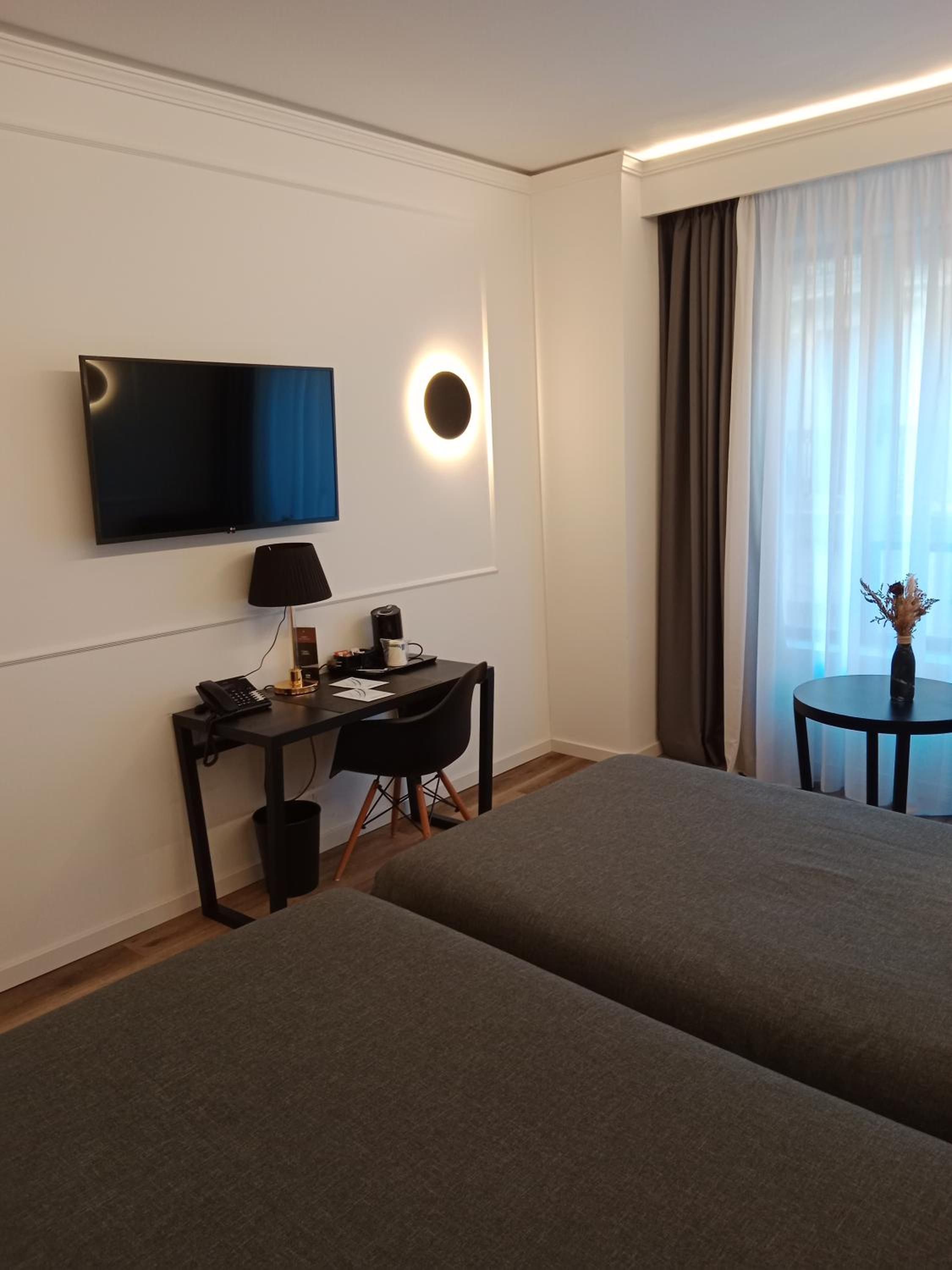 Deluxe Double Room thumbnail 6