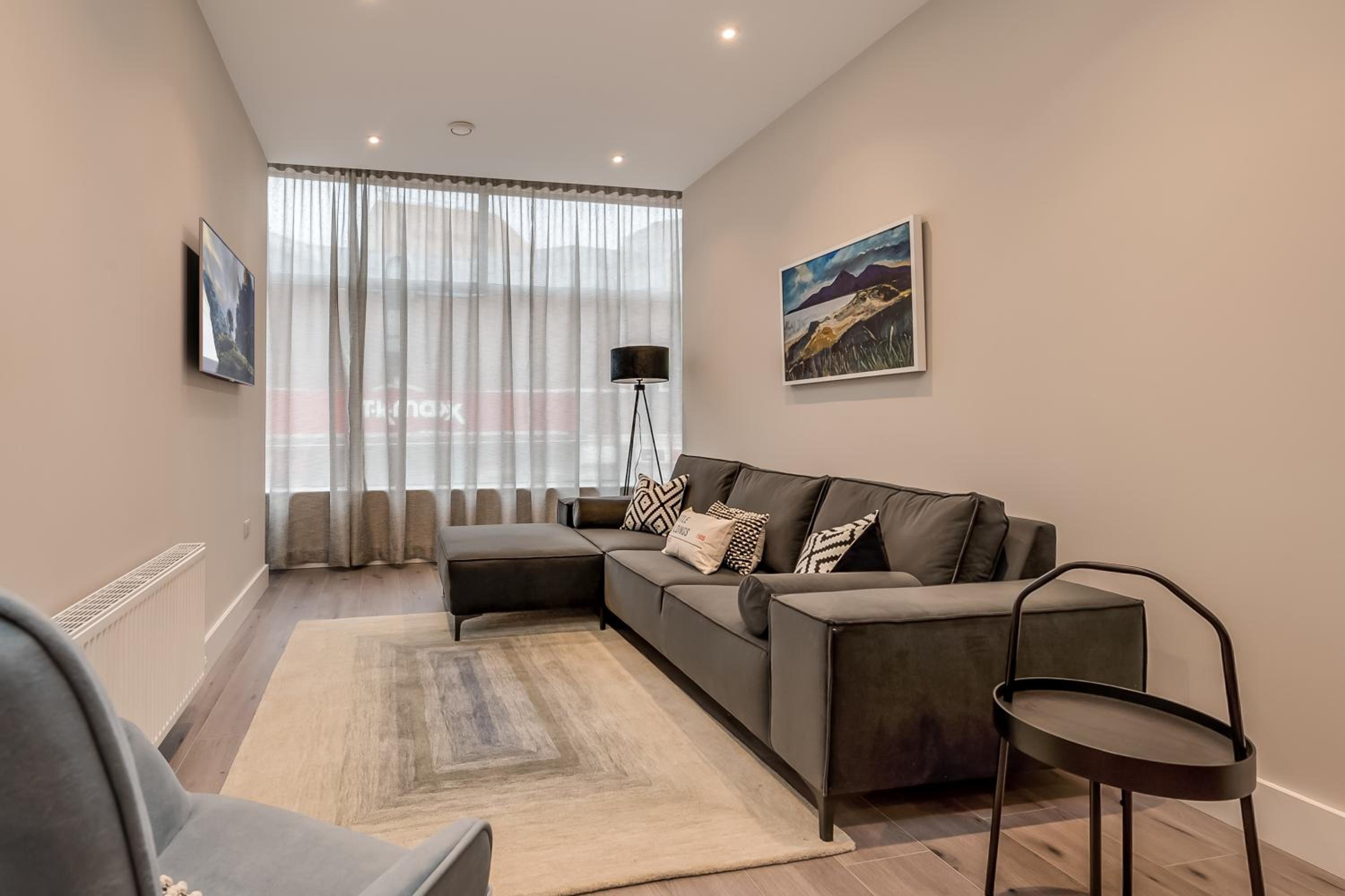 One-Bedroom Apartment - Photo 3