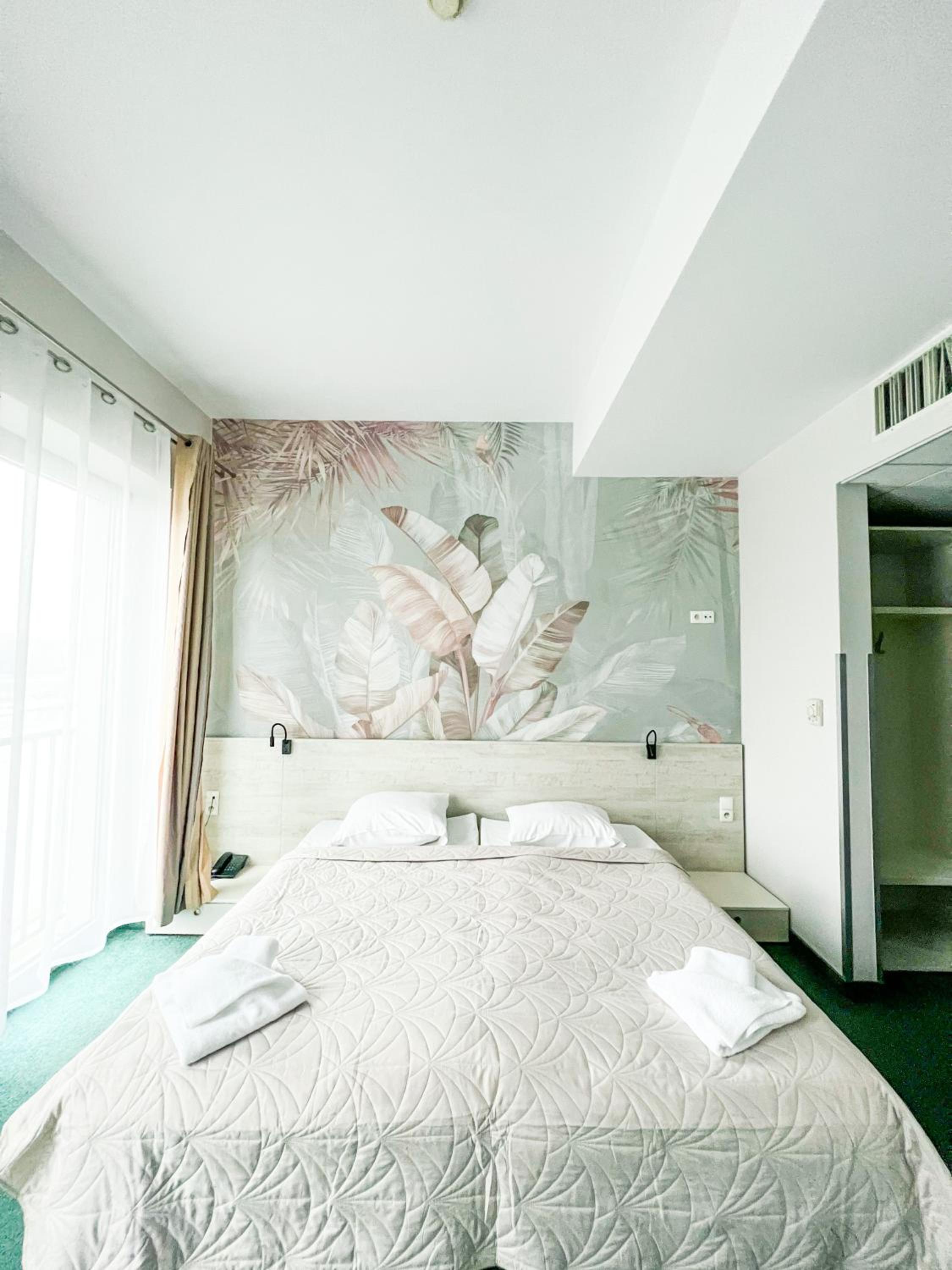 Double or Twin  Room with Wawel Castle View - Photo 9