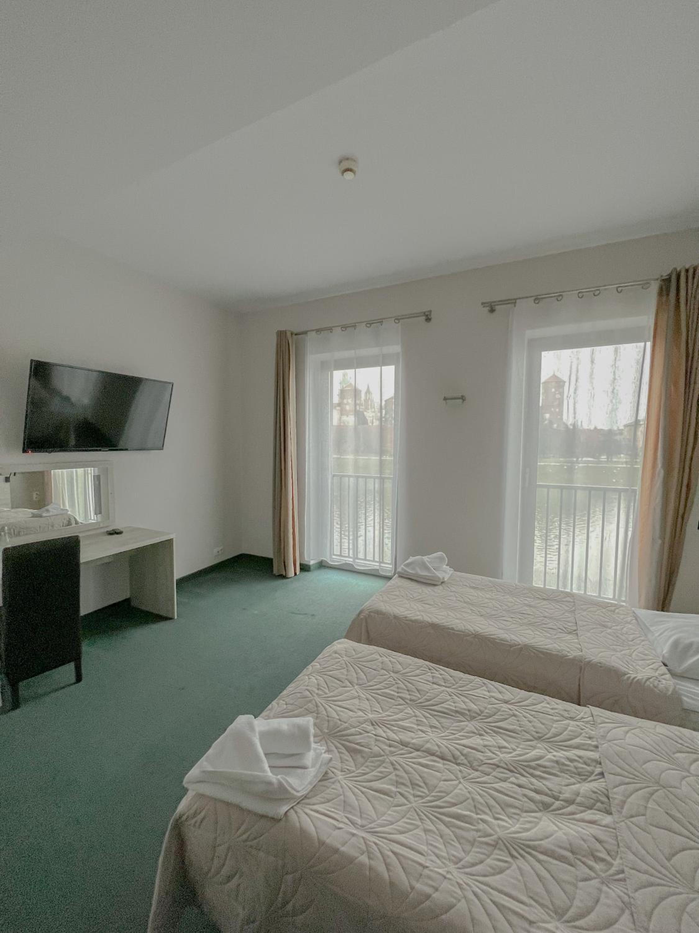 Double or Twin  Room with Wawel Castle View - Photo 8