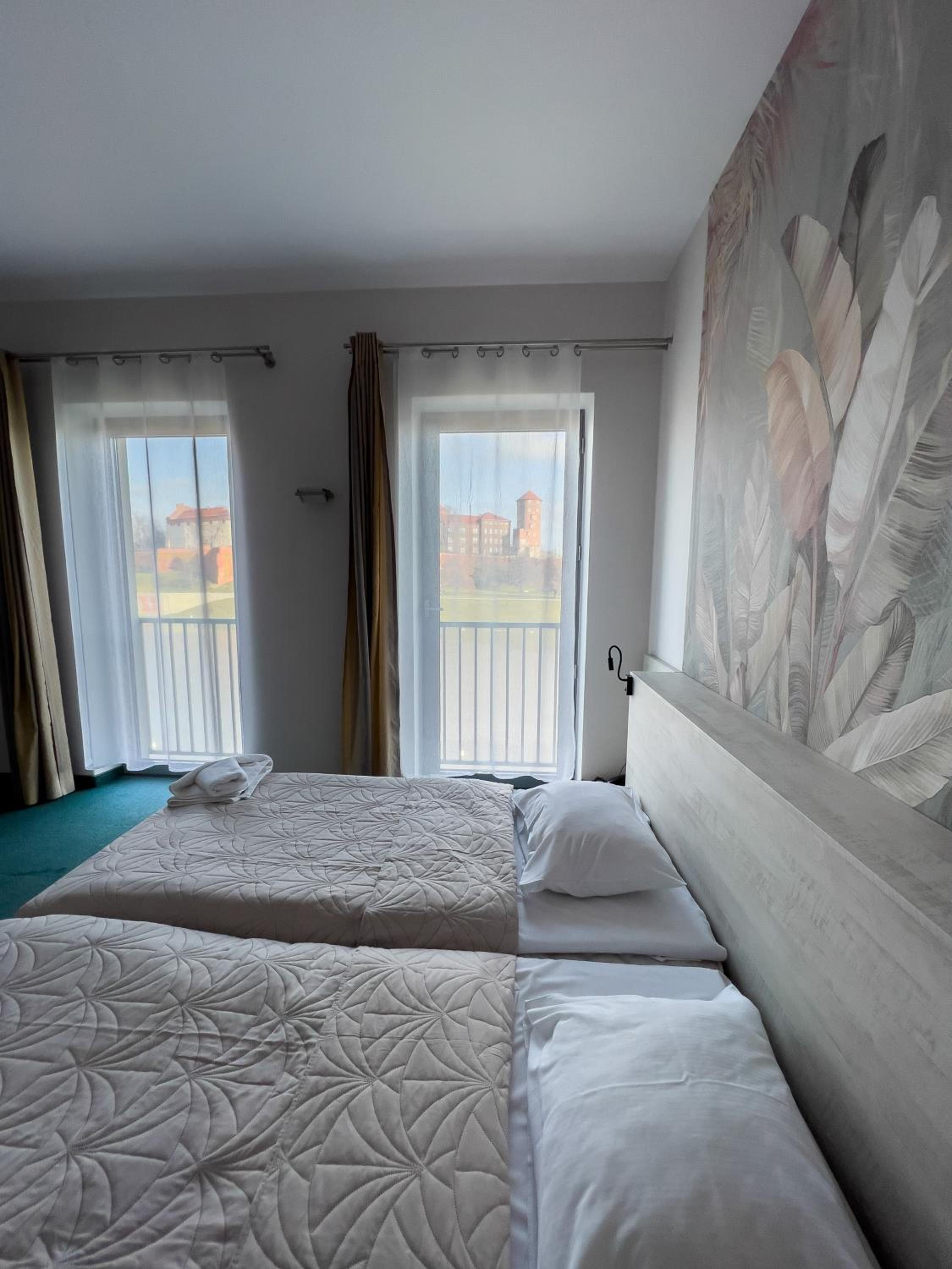 Double or Twin  Room with Wawel Castle View - Photo 13