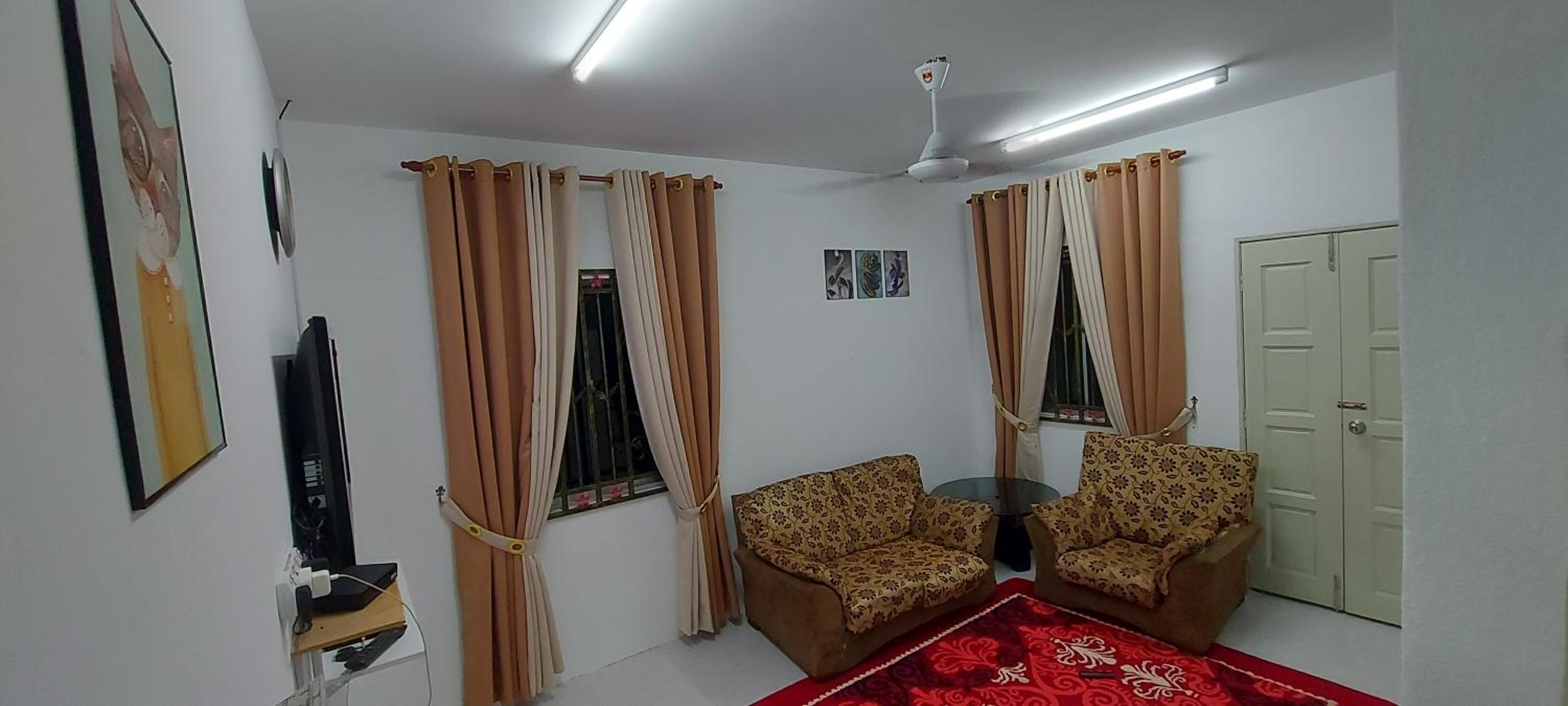 Three-Bedroom House photo 3