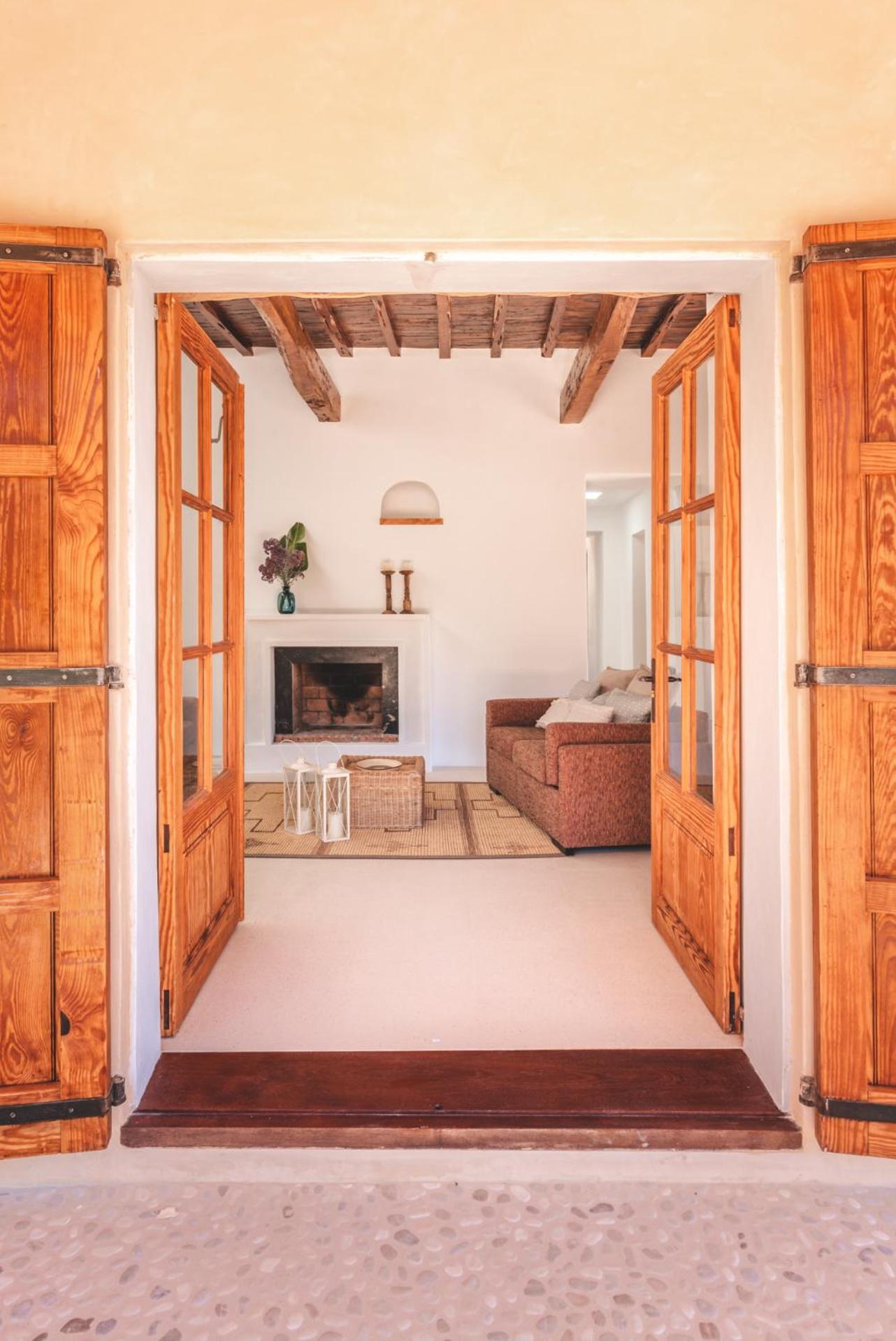 Five-Bedroom House photo 2