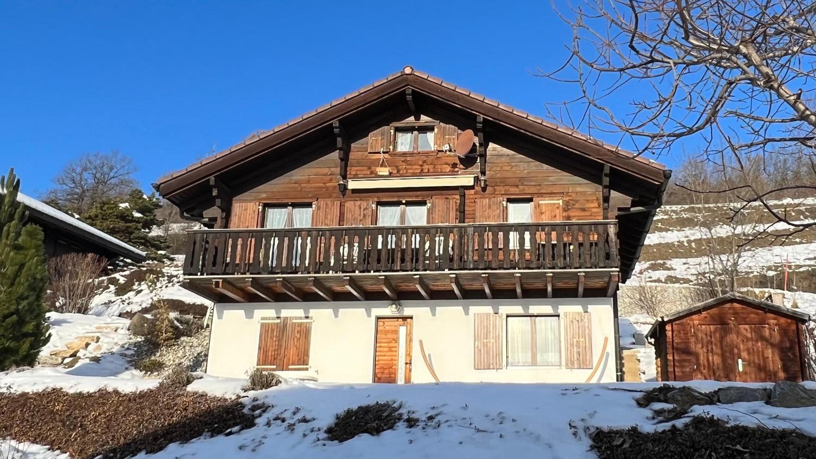 Three-Bedroom Chalet photo 3