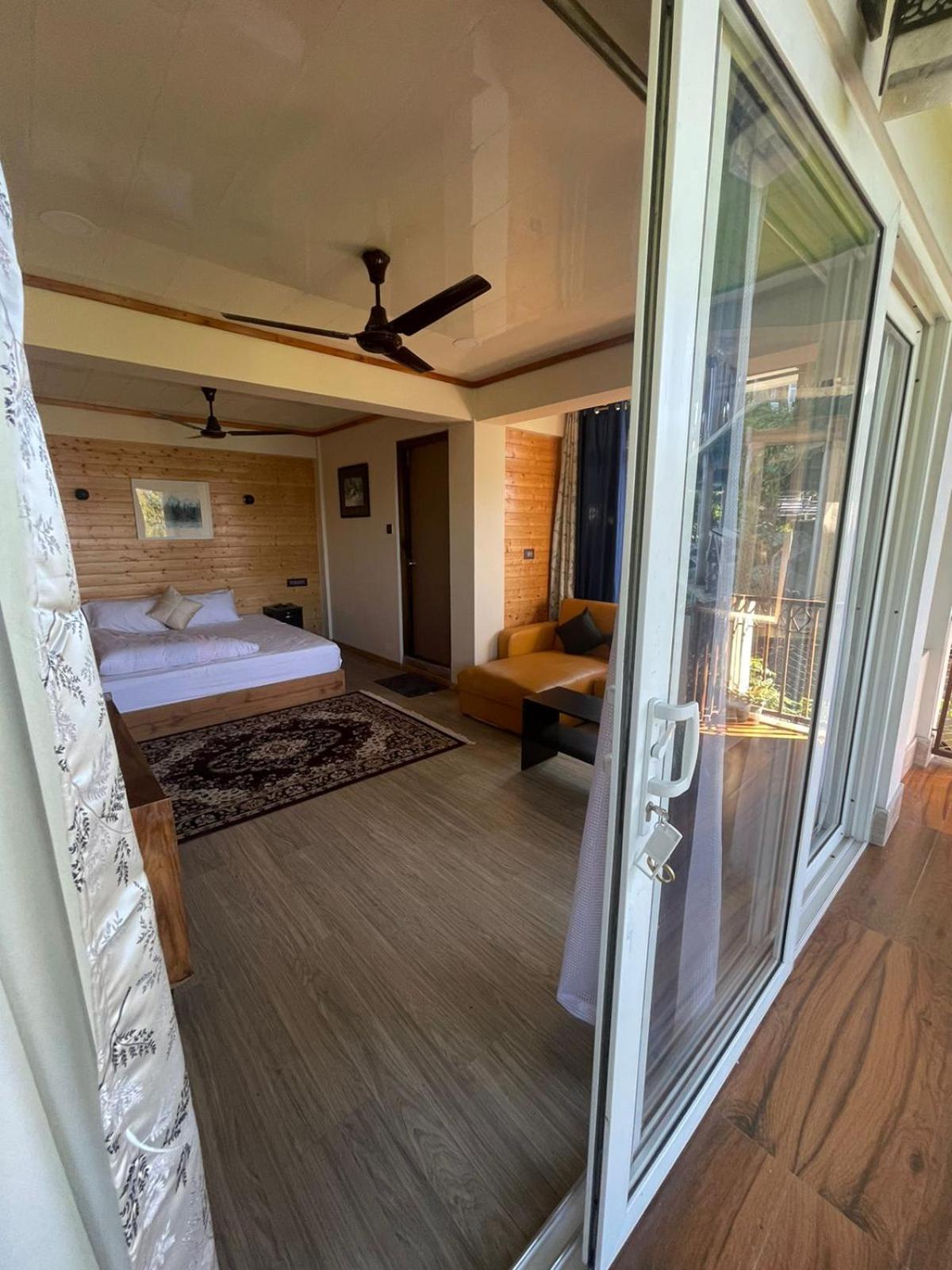 Double Room with Balcony - Photo 3
